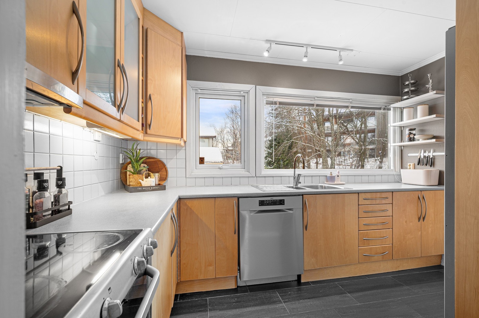 Kjøkkenet ble pusset opp i 2002, noe som gjenspeiles i tilstandsrapporten med TG1 fra takstmann. Galleribilde