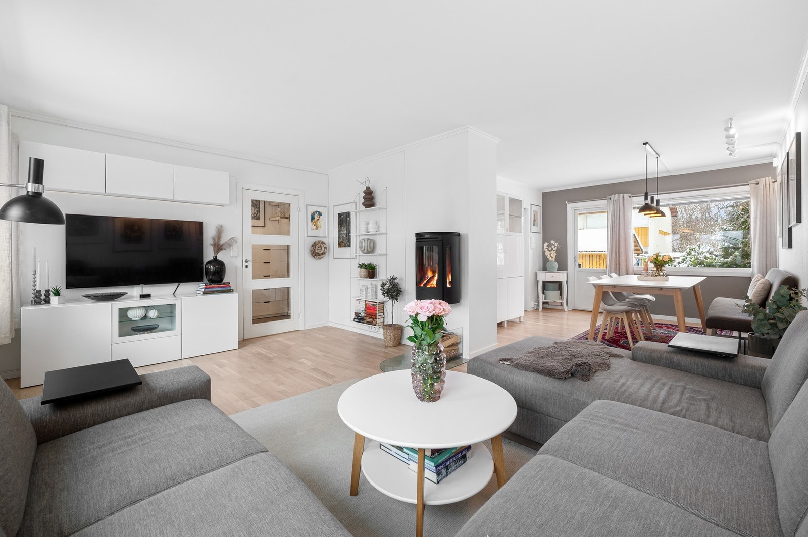 Stuen har gjennomlys og med moderne takbelysning som gir godt lys i hele rommet. Galleribilde