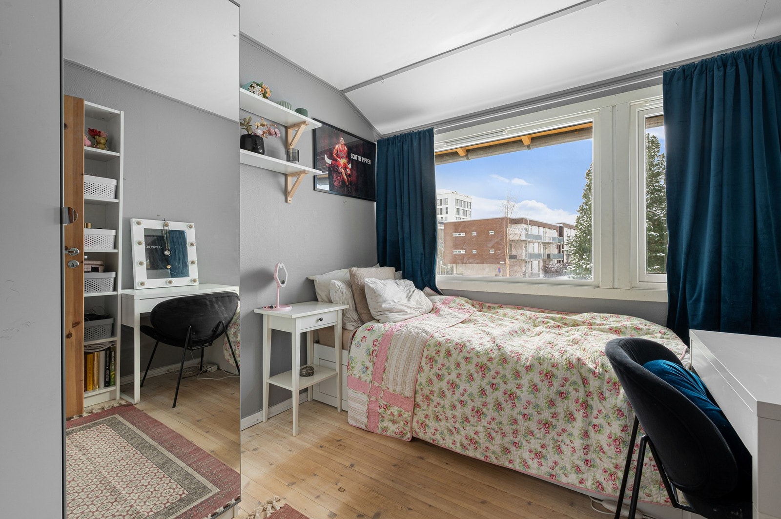 Soverom 1 er på 6,6m² og har plass til både seng, garderobeskap og skrivebord. Galleribilde