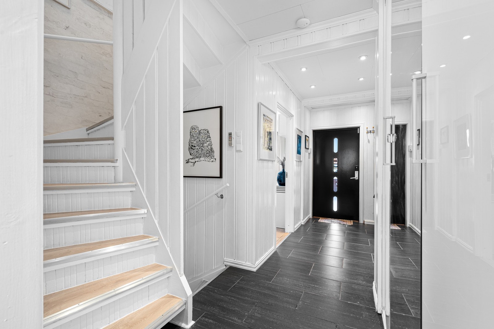 Lys og innbydende entré/gang. Galleribilde