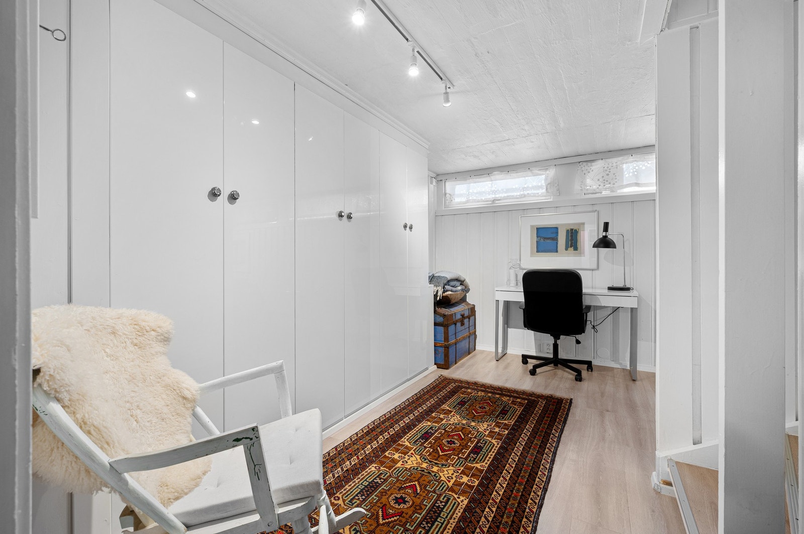 Hobbyrom i kjeller er omgjort til kjellerstue. (Rommet har ikke tilfredsstillende lysinnslipp og rømning, og bruksendring som kjellerstue er ikke omsøkt og godkjent). Galleribilde