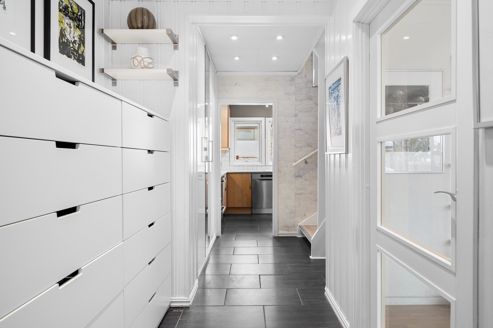 Her har man god plass til å henge fra seg klær og utstyr. Galleribilde