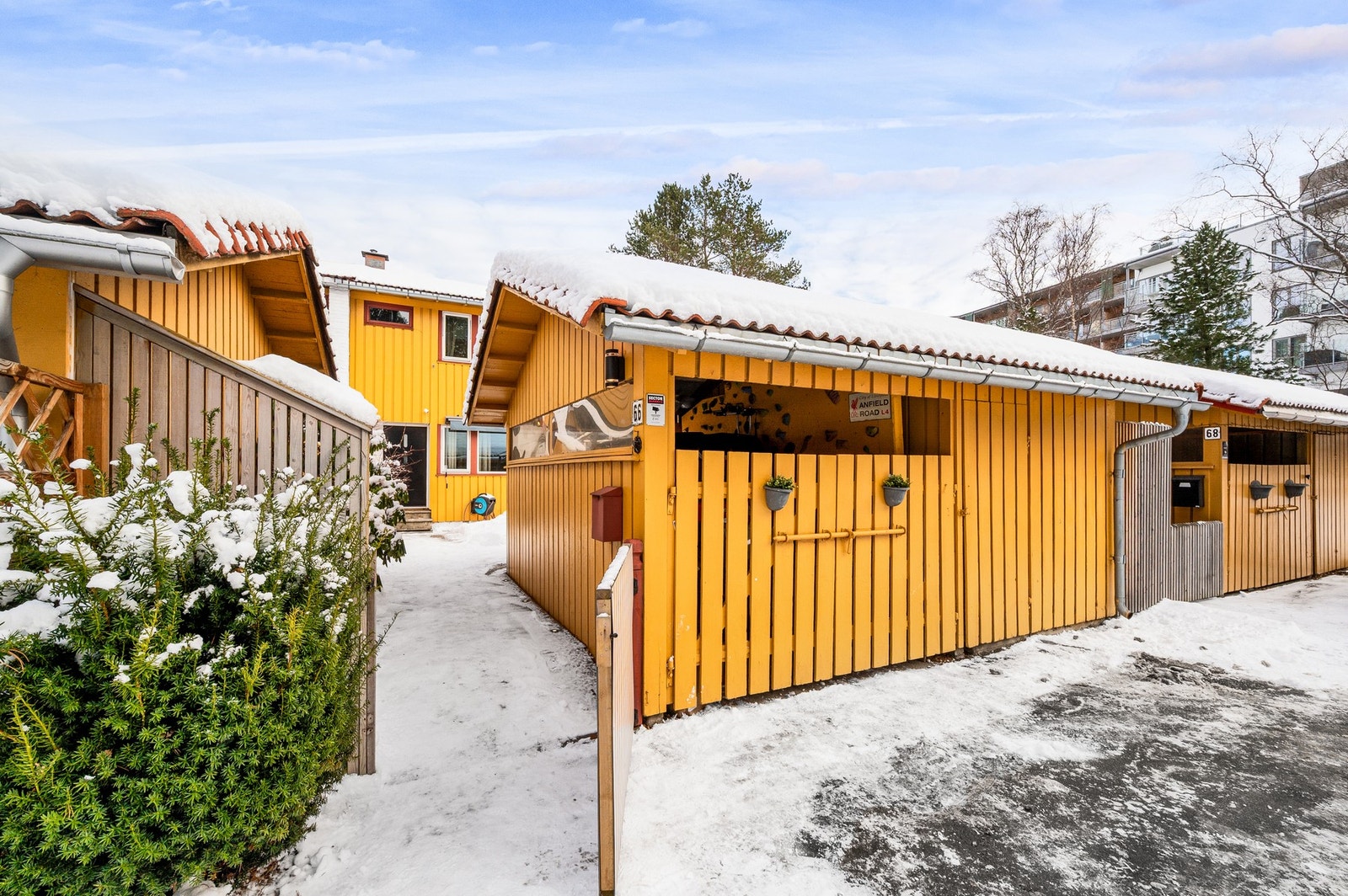 Ved inngangspartiet har man i tillegg to eksterne boder og en carport. Galleribilde