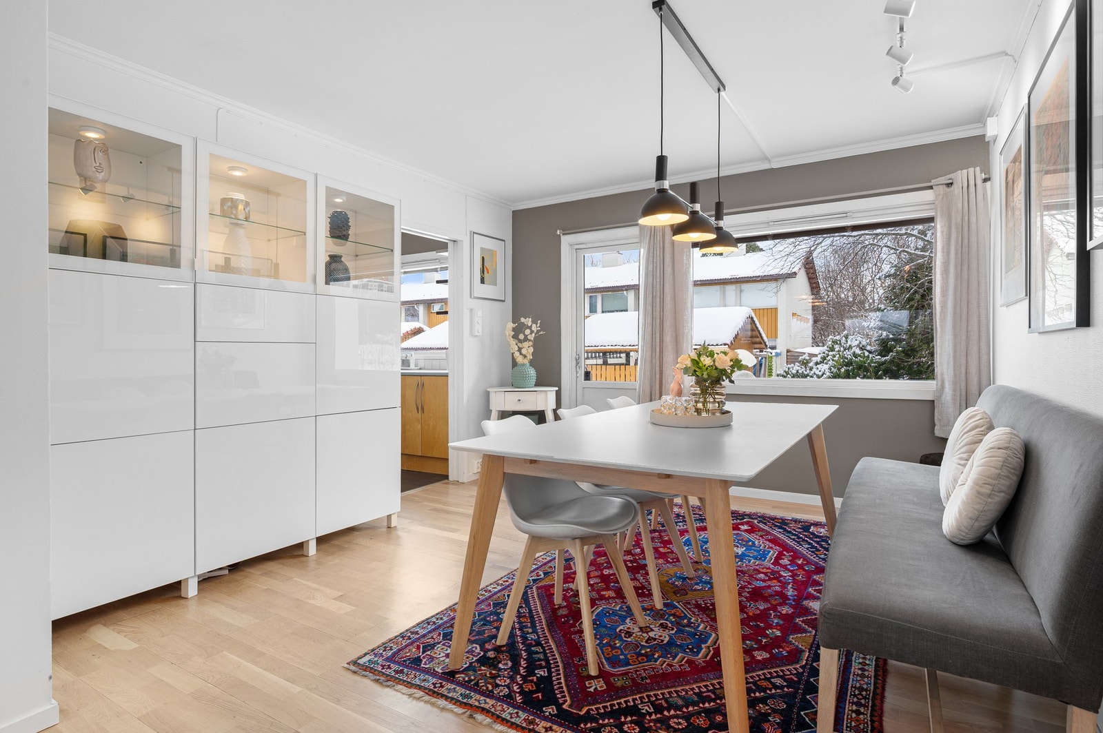 Her er det god plass til en stor og trivelig spisestue med plass til hele familien. Galleribilde