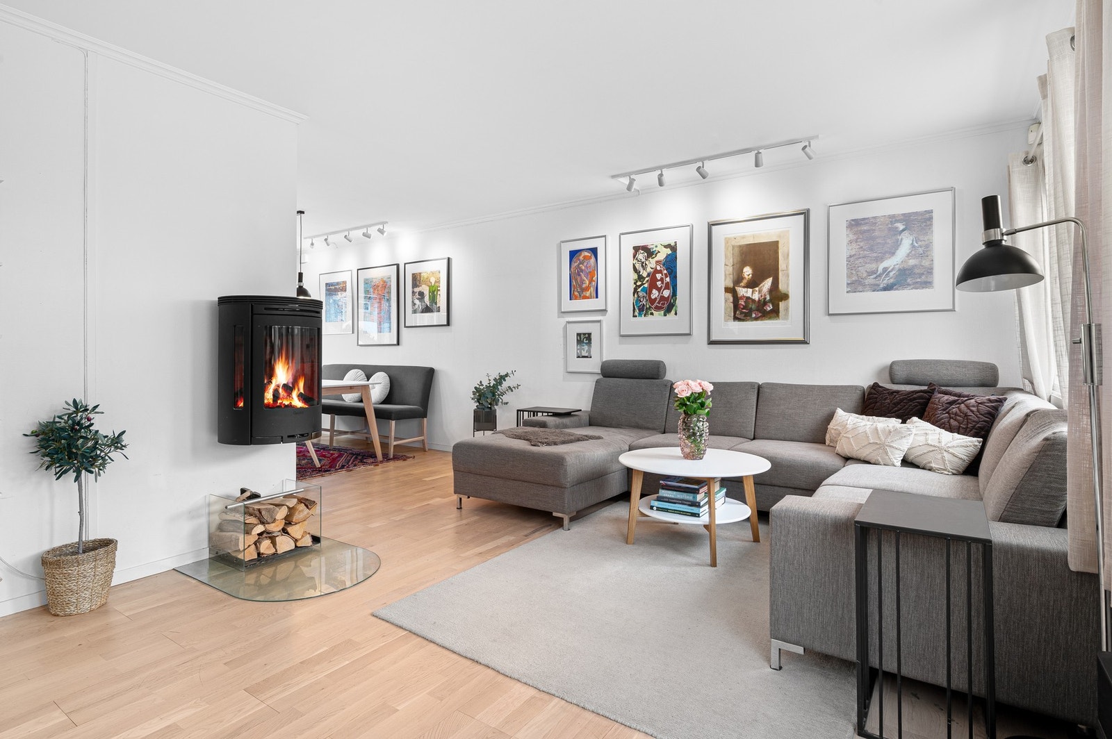 Her får du en romslig stue på hele 33,2m² med ypperlige møbleringsmuligheter. Galleribilde