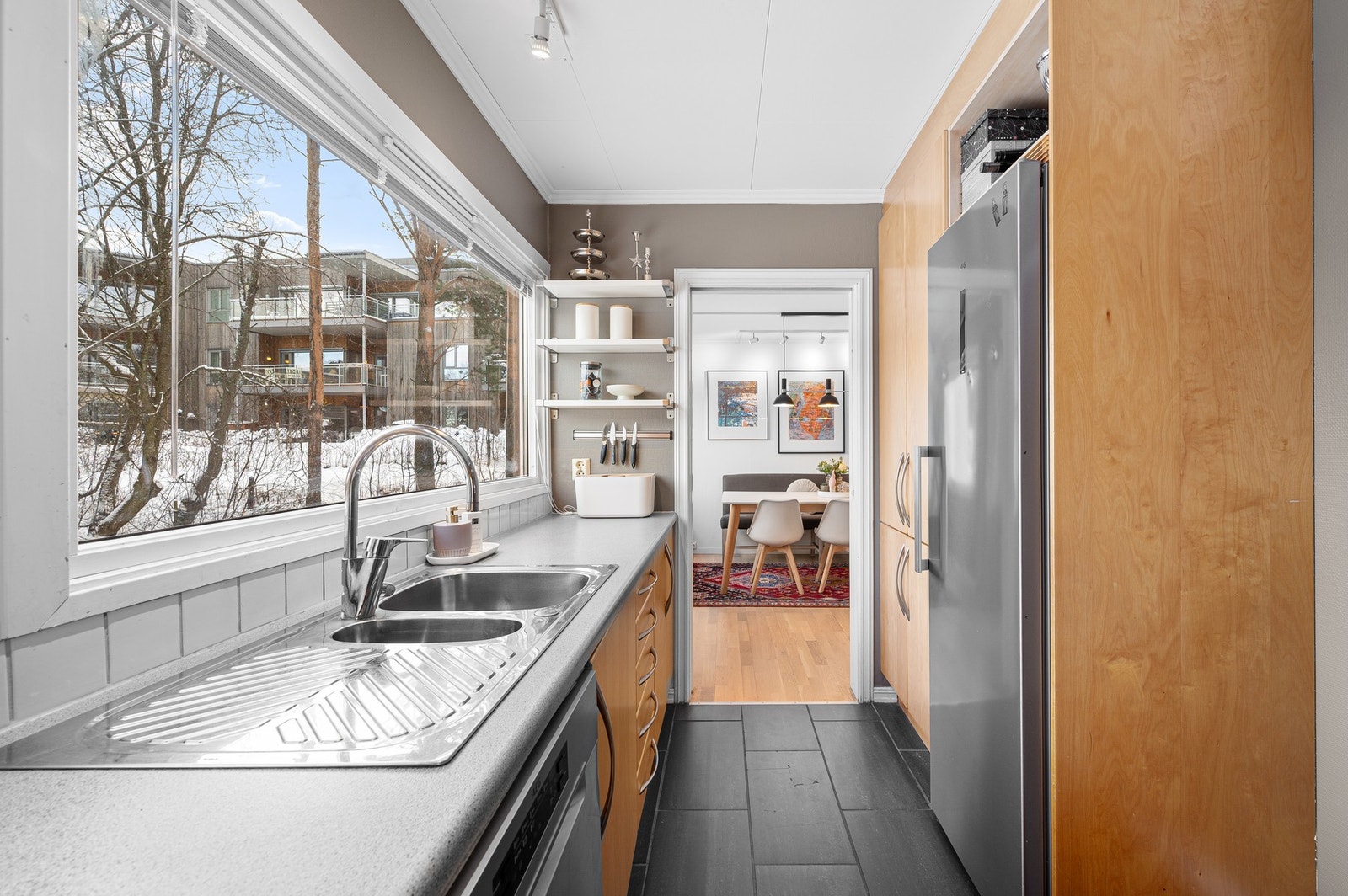 Her også har man et stort vindu som slipper inn godt med dagslys. Galleribilde