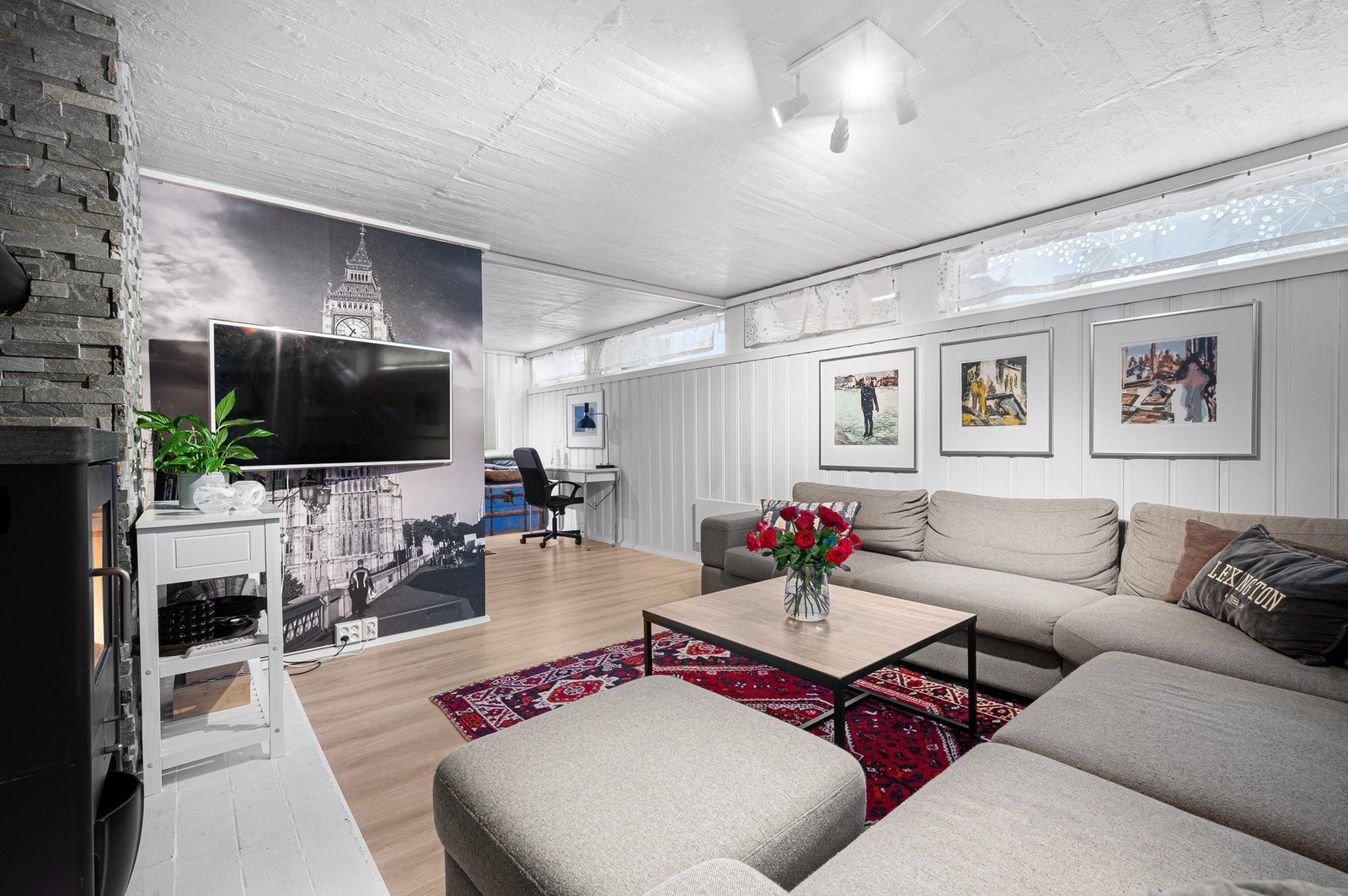 Hobbyrom i kjeller er omgjort til kjellerstue. (Rommet har ikke tilfredsstillende lysinnslipp og rømning, og bruksendring som kjellerstue er ikke omsøkt og godkjent). Galleribilde