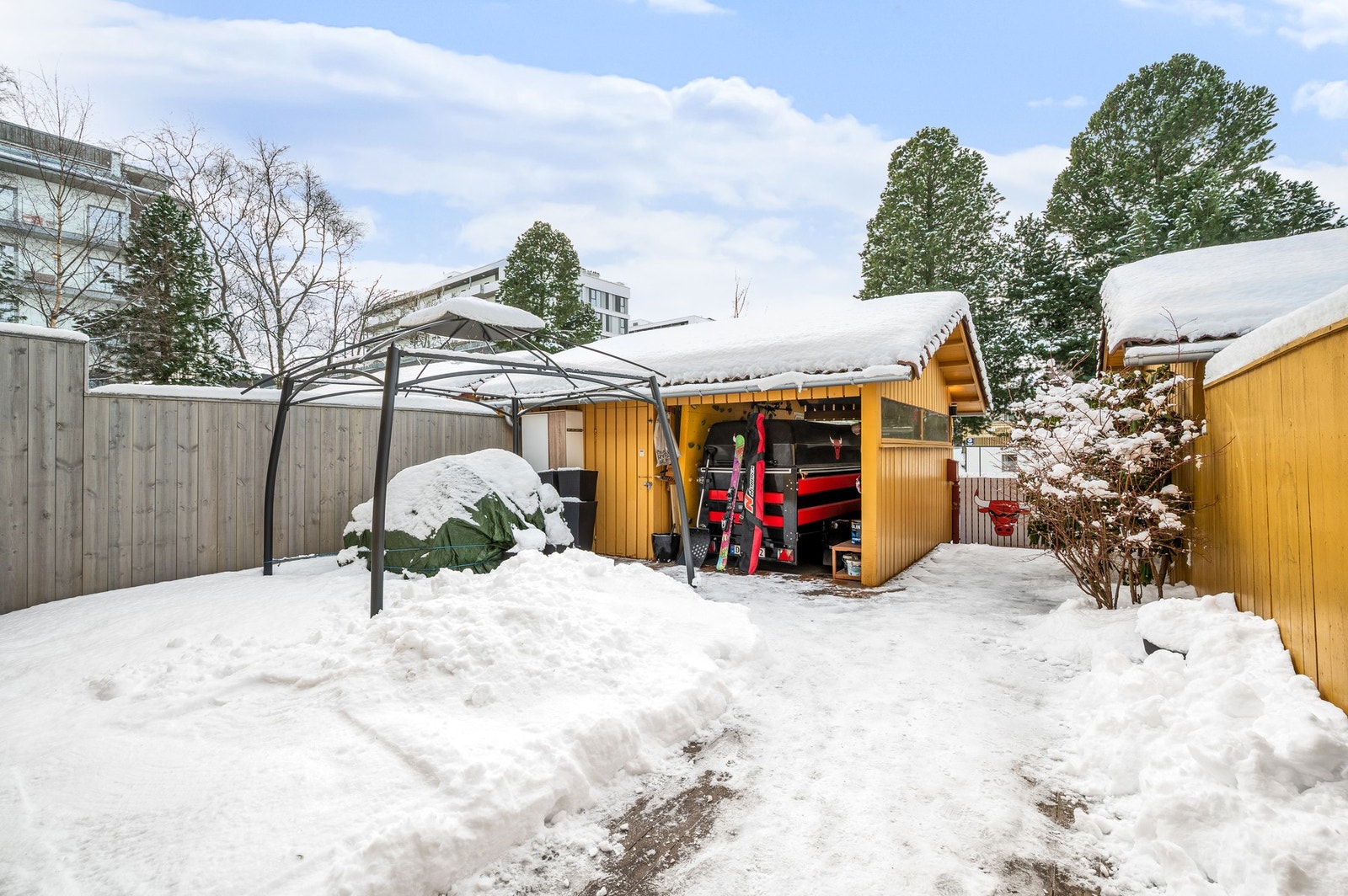 På fremsiden av boligen har man terrasser på til sammen hele 58m² med ypperlige solforhold. Galleribilde