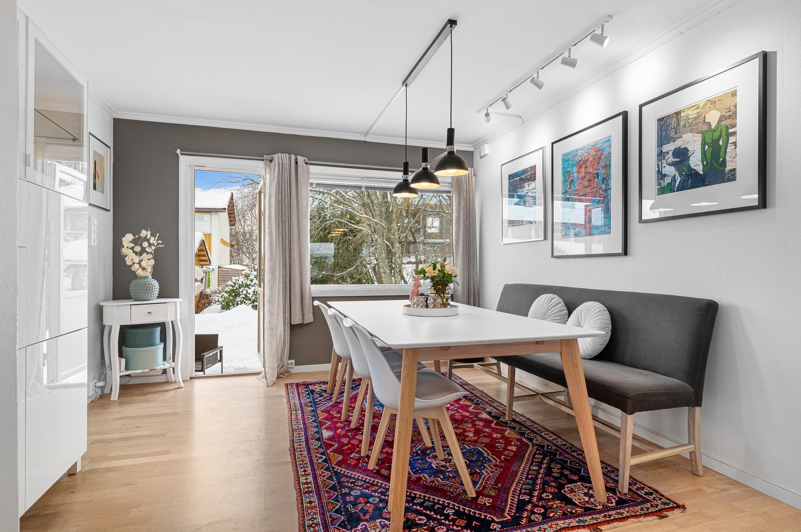 Fra stuen har du også direkte utgang til en av flere herlige uteplasser. Galleribilde