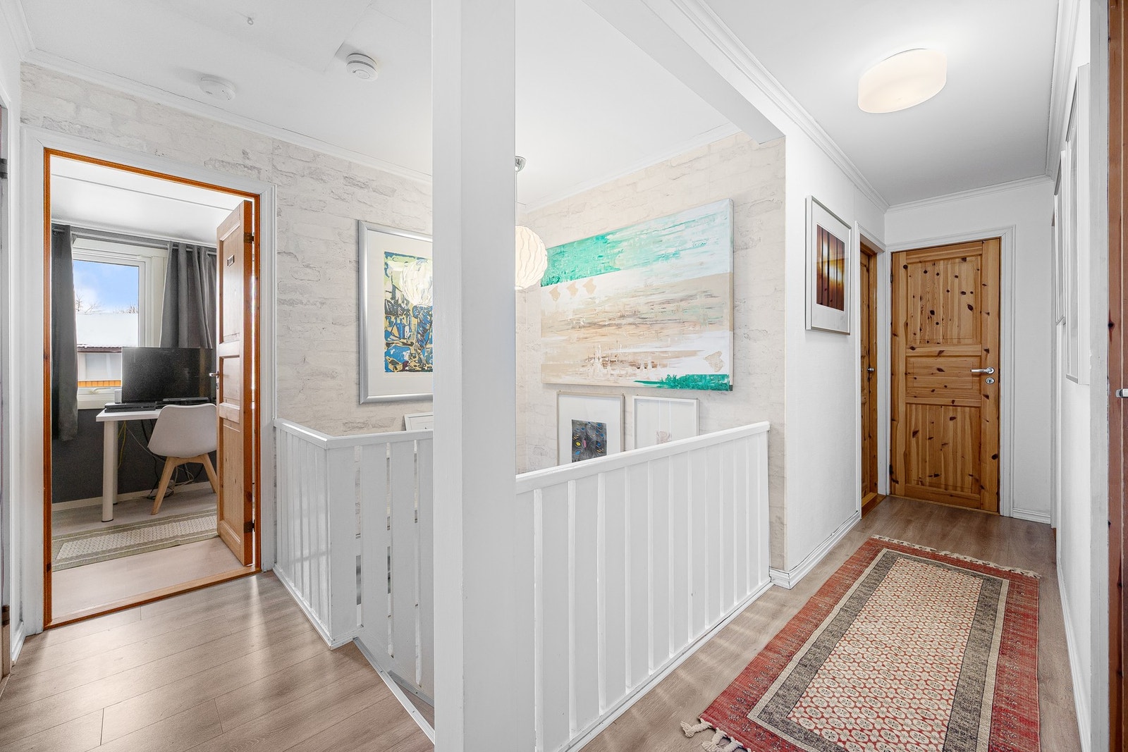 I 2.etasje finner man 4 romslige soverom, et pent flislagt bad, innvendig bod og et praktisk adskilt toalettrom. Galleribilde