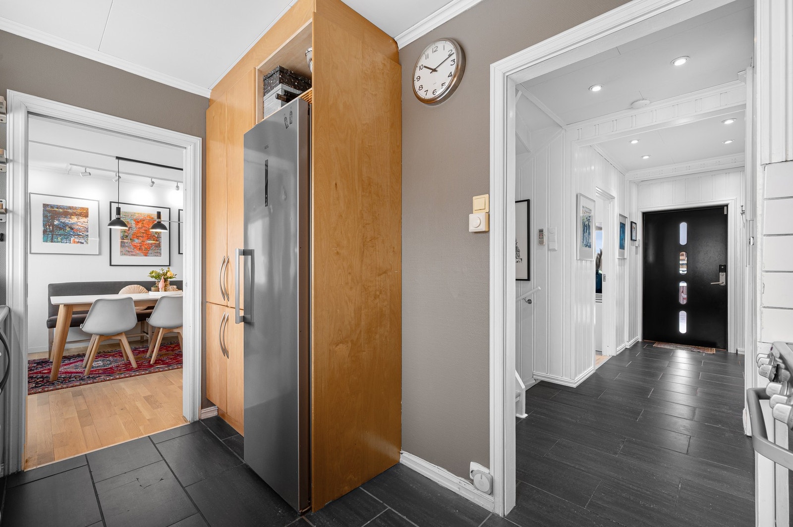 Kjøkkeninnredning fra Sigdal med plane og lakkerte fronter og skrog, samt. laminerte benkeplater. Galleribilde