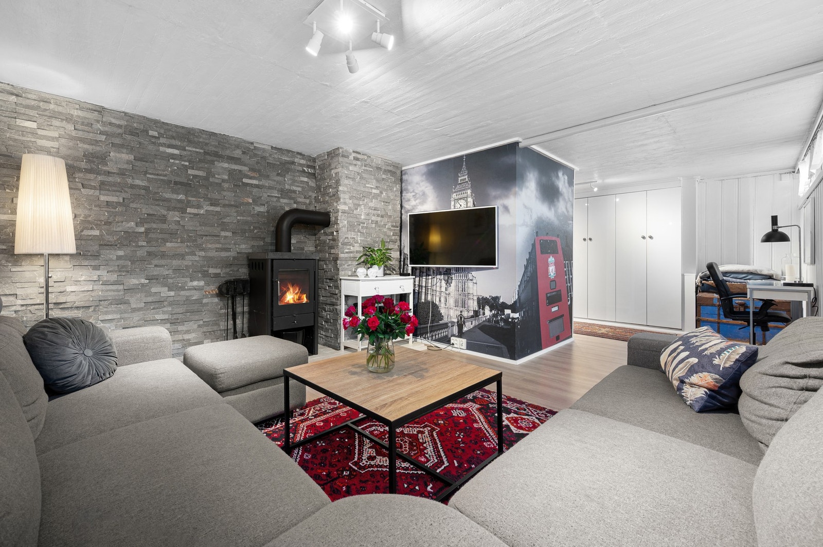 Hobbyrom i kjeller er omgjort til kjellerstue. (Rommet har ikke tilfredsstillende lysinnslipp og rømning, og er ulovlig innredet som kjellerstue). Galleribilde