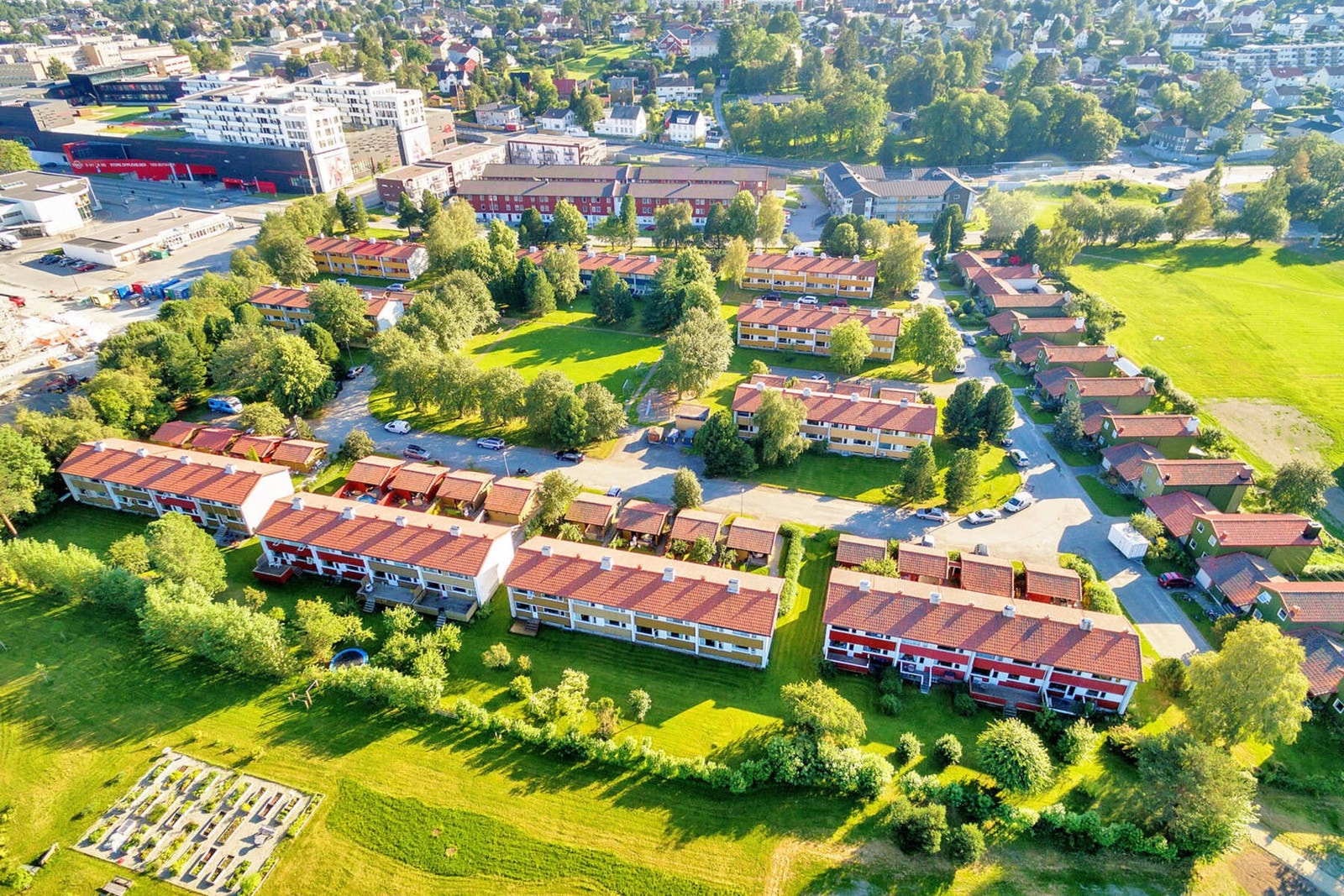 Felles grøntområder og lekeplasser er en verdsatt kvalitet i nærområdet. Det er også gangavstand til skoler og barnehager. Galleribilde