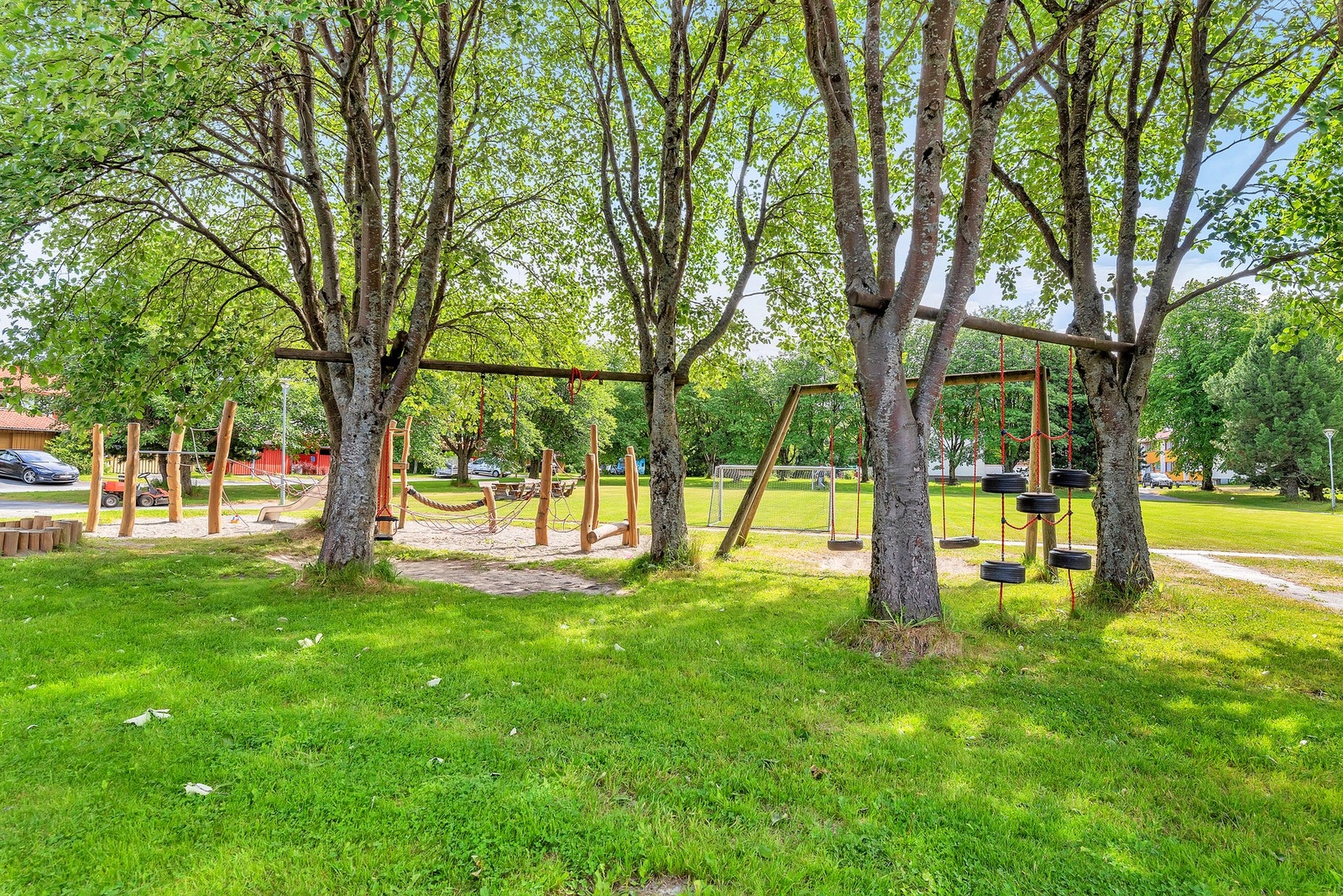 Dalen Hageby oppleves som et barnevennlig område med lekeplasser og fotballbane. Galleribilde