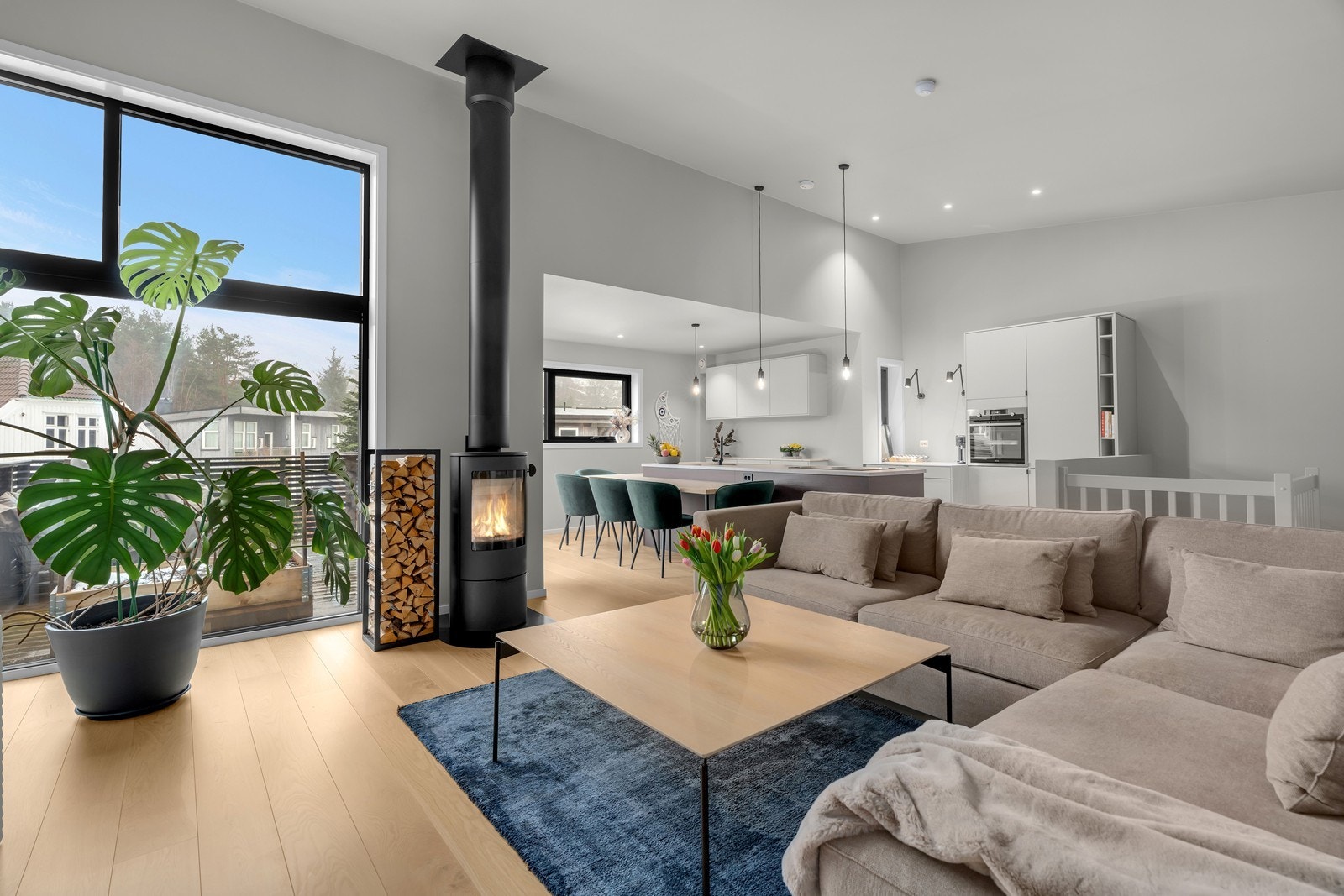 Velkommen til Gamle Andøyvei 11 - en nyere, lekkert oppgradert enebolig i kjede m/solrik og barnevennlig beliggenhet. Her fra stue/kjøkken Galleribilde