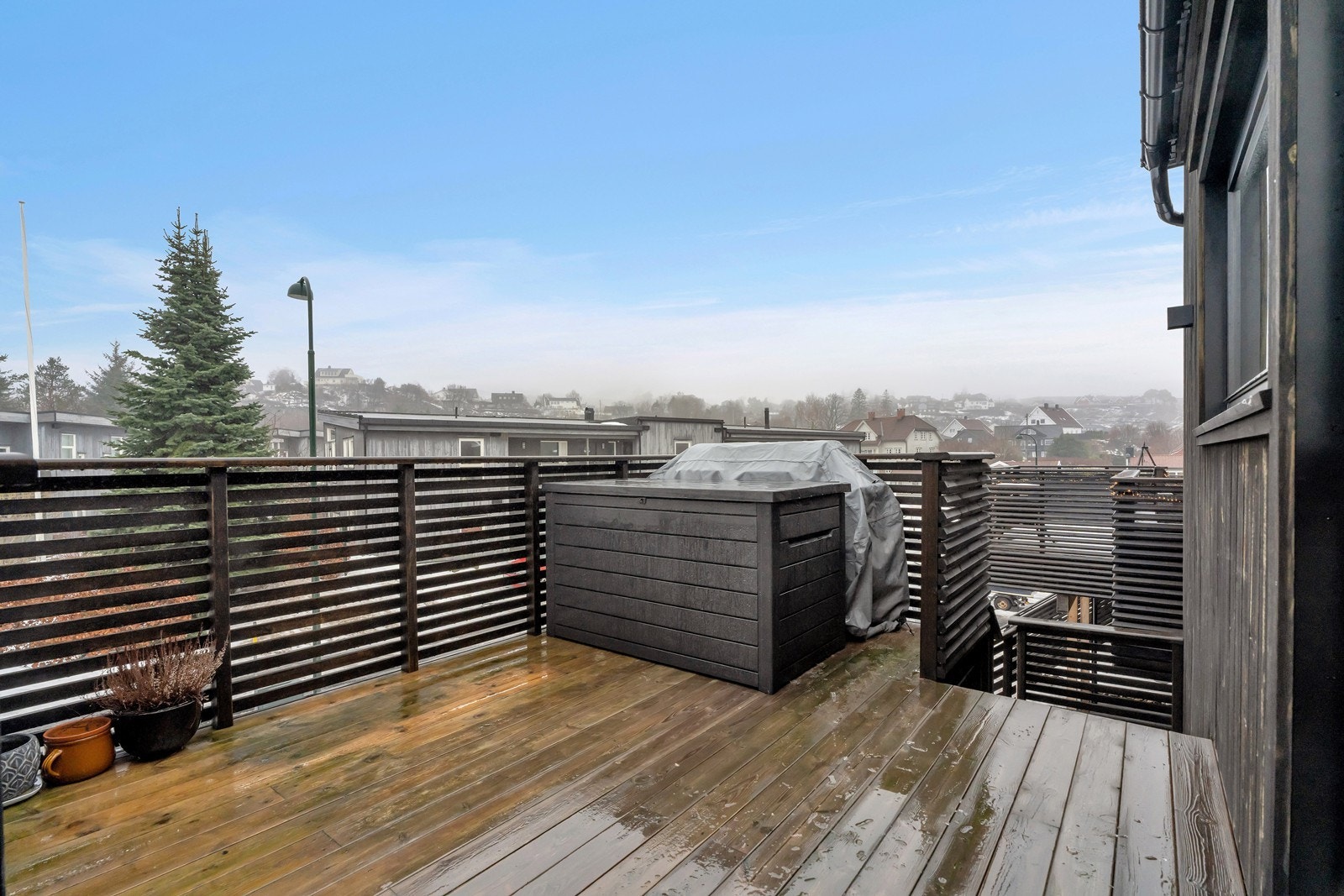 Stor terrasse med god plass til hagemøbler og grill. Fin utsikt over området Galleribilde