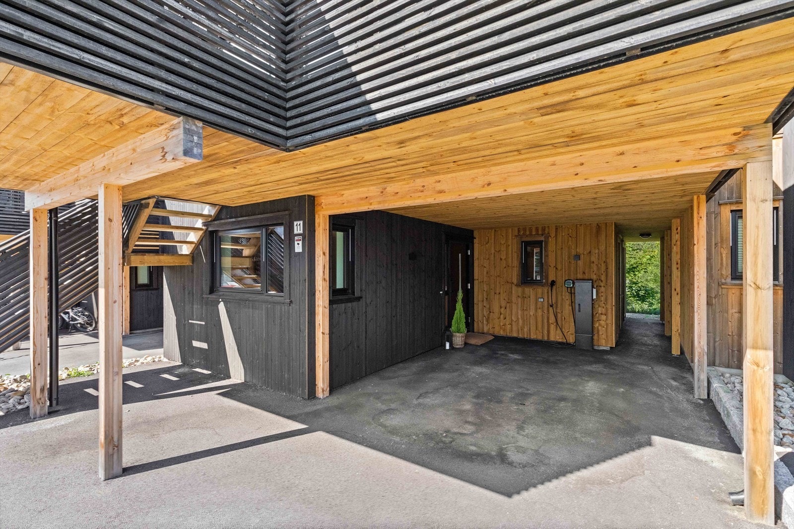Carport m/elbillader og utebod Galleribilde
