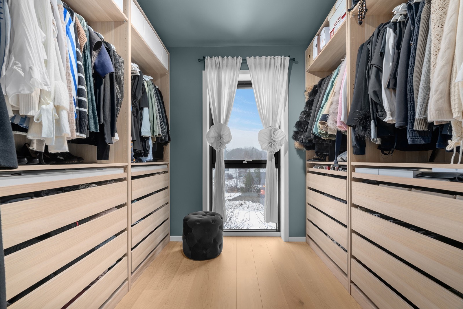 Boligens fjerde soverom er innredet som walk - in - closet Galleribilde