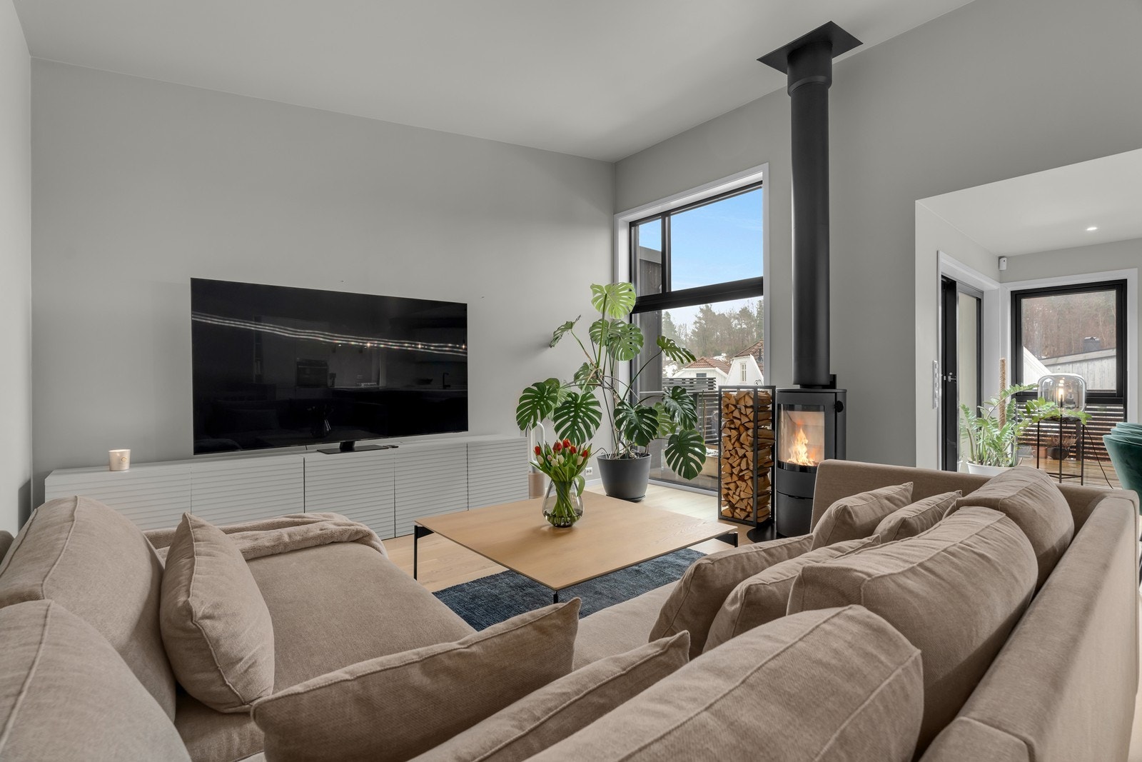 Fra stue/kjøkkenet er det utgang til terrasse med gode solforhold og plass til utemøblement, grill mm. Galleribilde