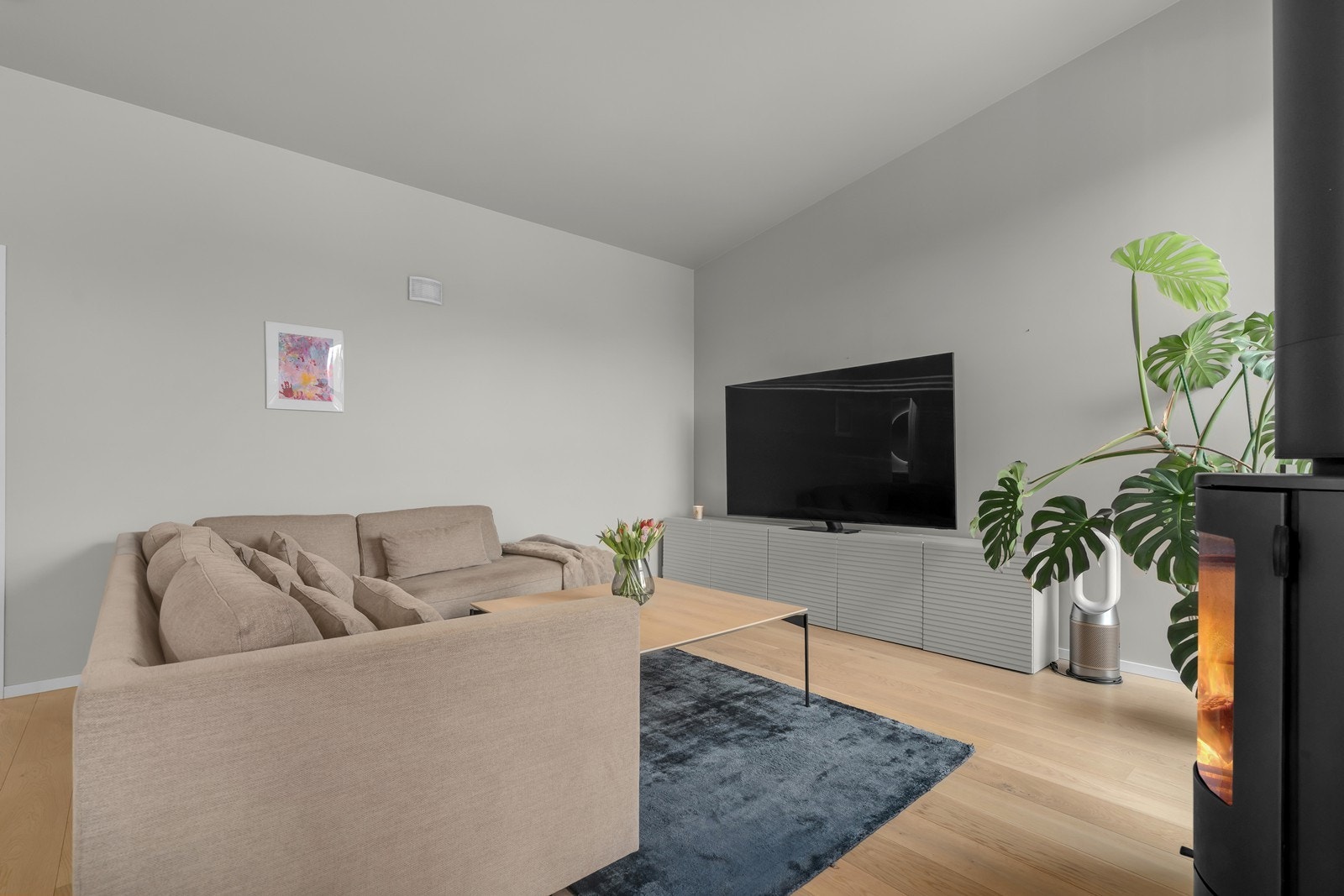 God plass til sofagruppe med tilhørende møblement Galleribilde