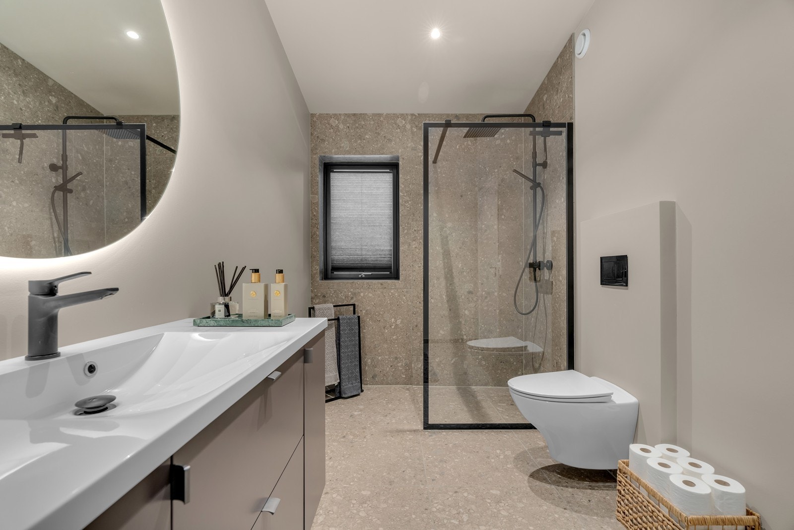 Meget delikat innredet bad i 2. etasje Galleribilde