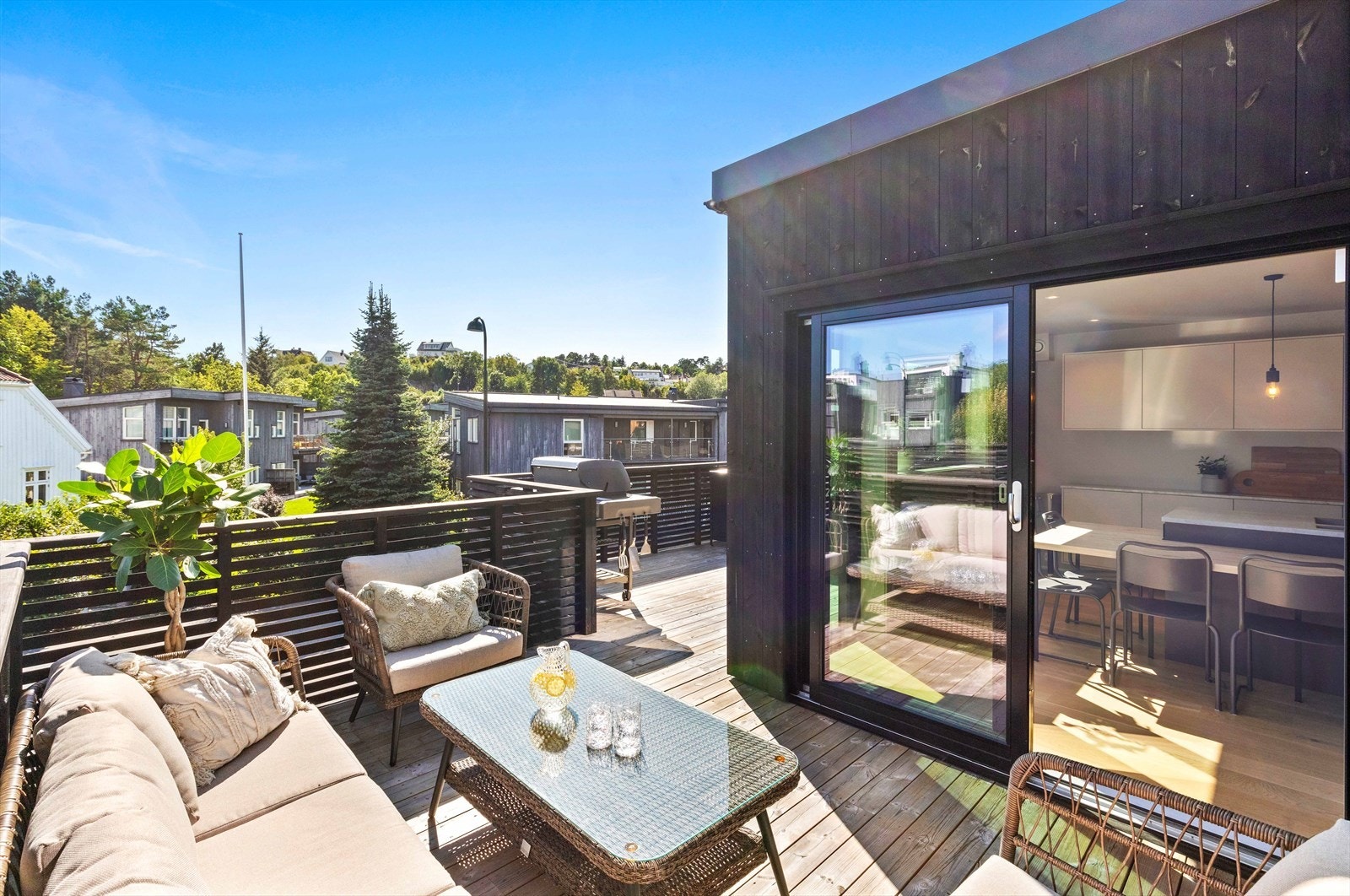 Solrike uteplasser med god plass til hagemøblement og grill Galleribilde