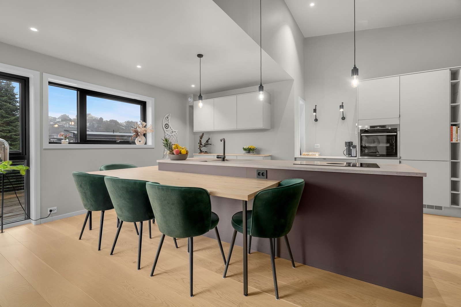 Husets hjerte - stilrent og innholdsrik kjøkken med integrerte hvitevarer Galleribilde