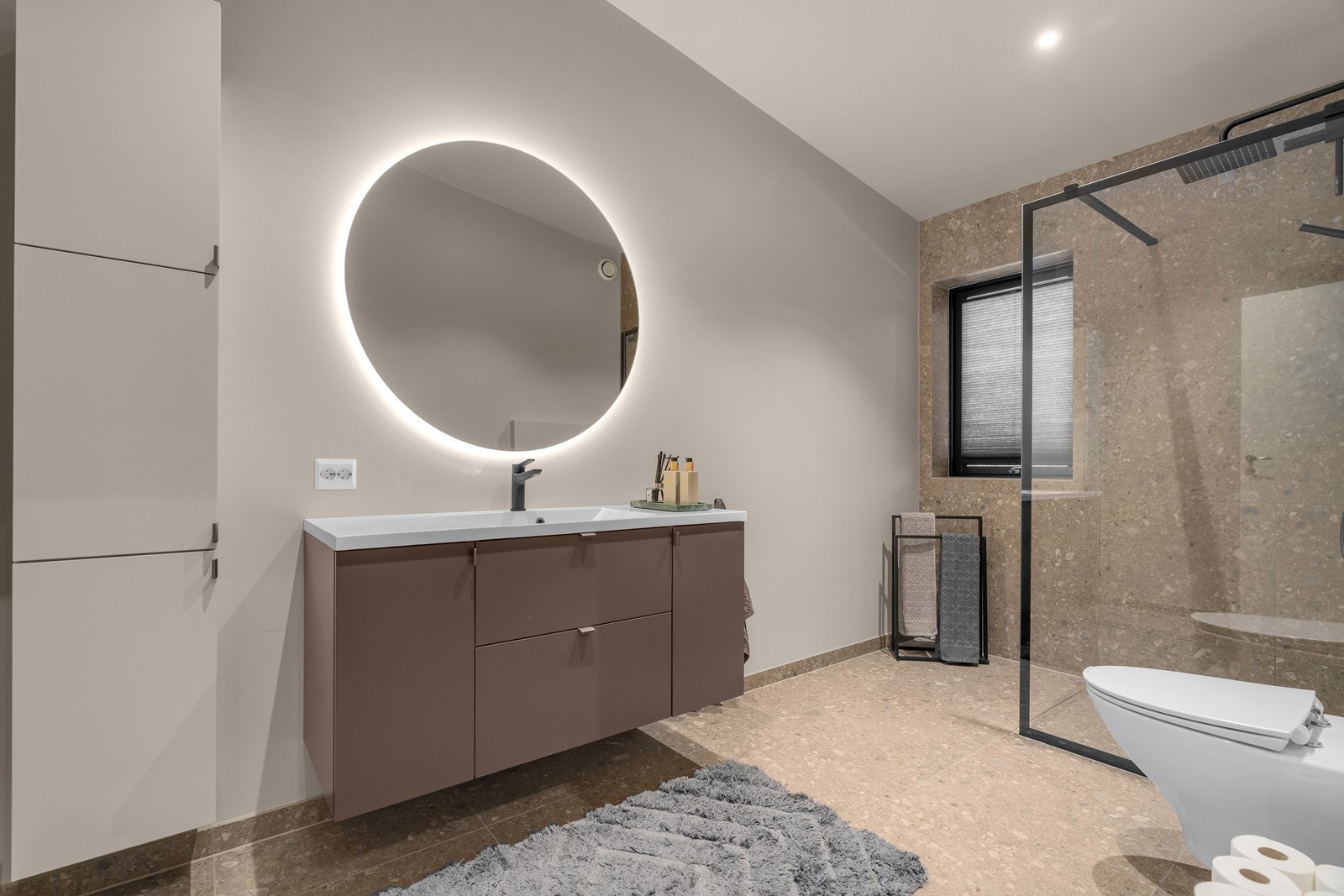 Det er tre bad og et vaskerom i boligen - her fra bad i 2. etasje - lekre fliser på gulv m/varmekabler, dusjhjørne, romslig baderomsinnredning og vegghengt toalett Galleribilde