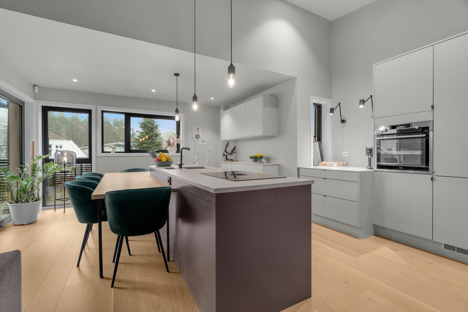 Stilrent og luftig oppholdsrom med åpen løsning mellom stue og kjøkken. Velutstyrte kjøkken m/ integrerte hvitevarer og god arbeidsplass. Spisebordet følger med og skaper en naturlig sone for sosiale måltider Galleribilde