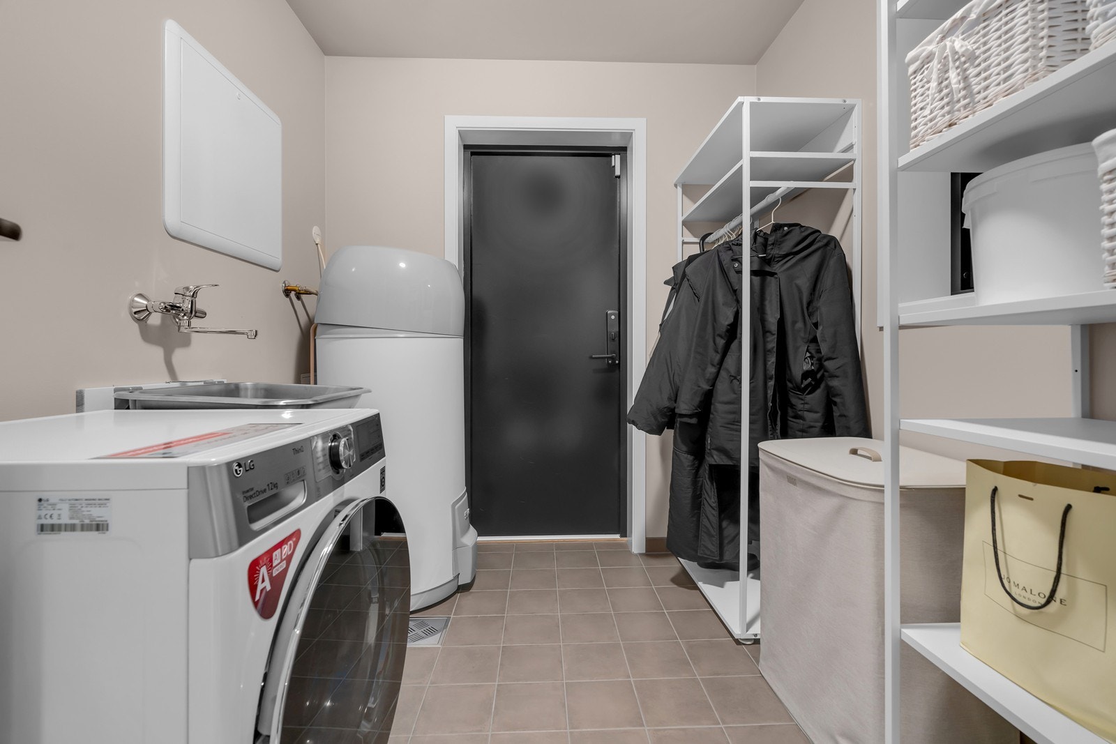 Stort vaskerom med egen utgang Galleribilde