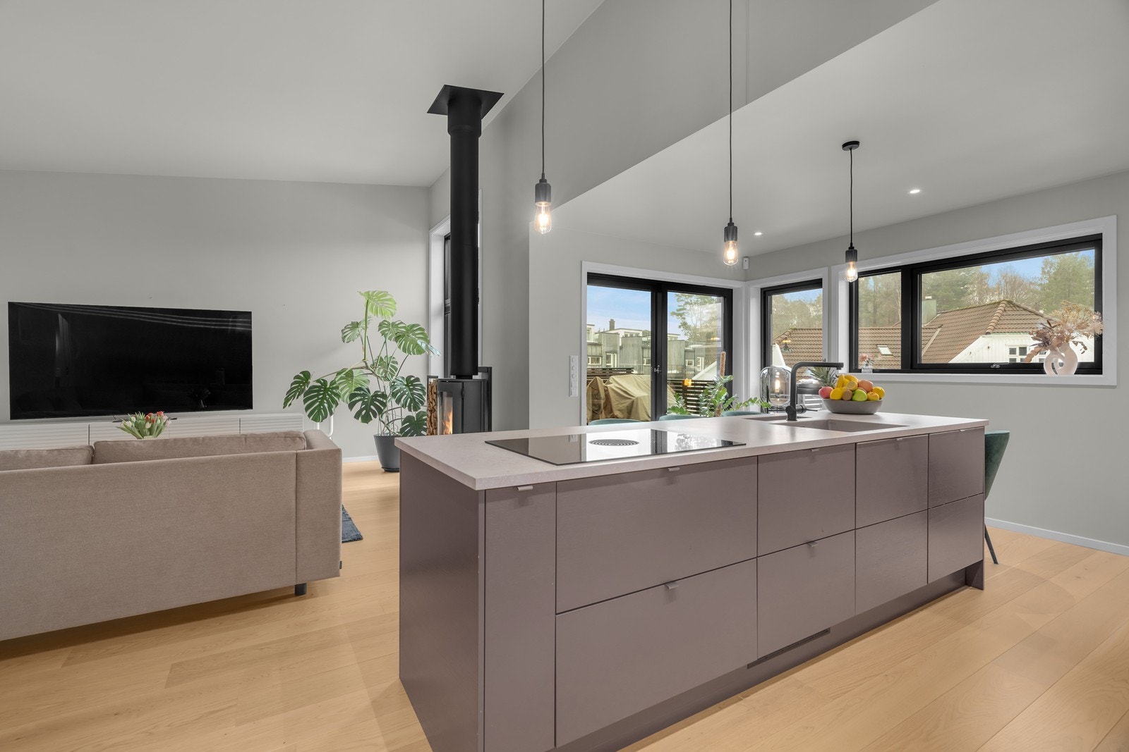 Lys og luftig stue med god takhøyde og store vindusflater som slipper inn masse dagslys. Den koselige peisen og plassen til stor sofagruppe gjør rommet perfekt for familiekvelder! Galleribilde