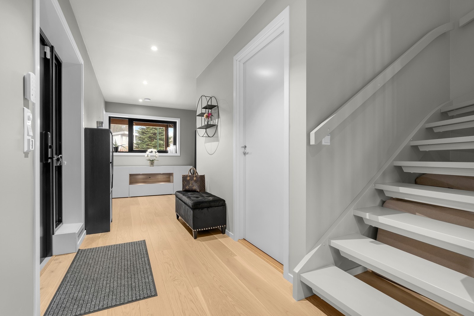 Velkommen inn! Vindfang/gang gir et godt førsteinntrykk av boligen Galleribilde