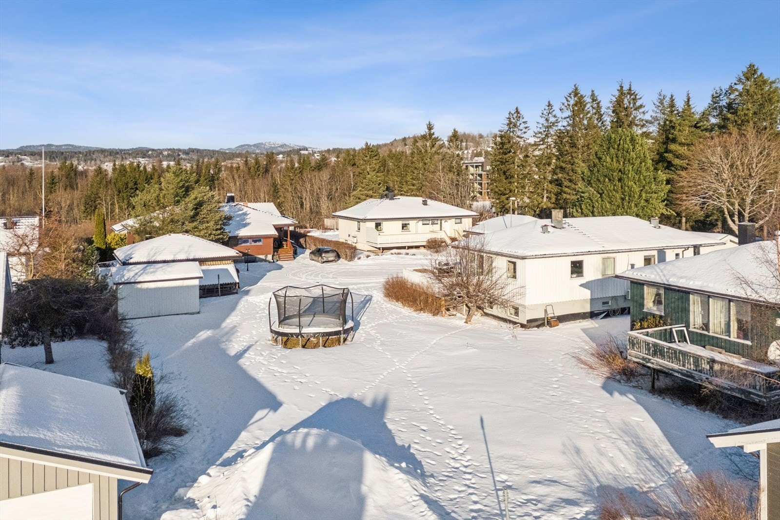 Nærområdet består hovedsakelig av småhusbebyggelse med lik karakteristikk. Galleribilde