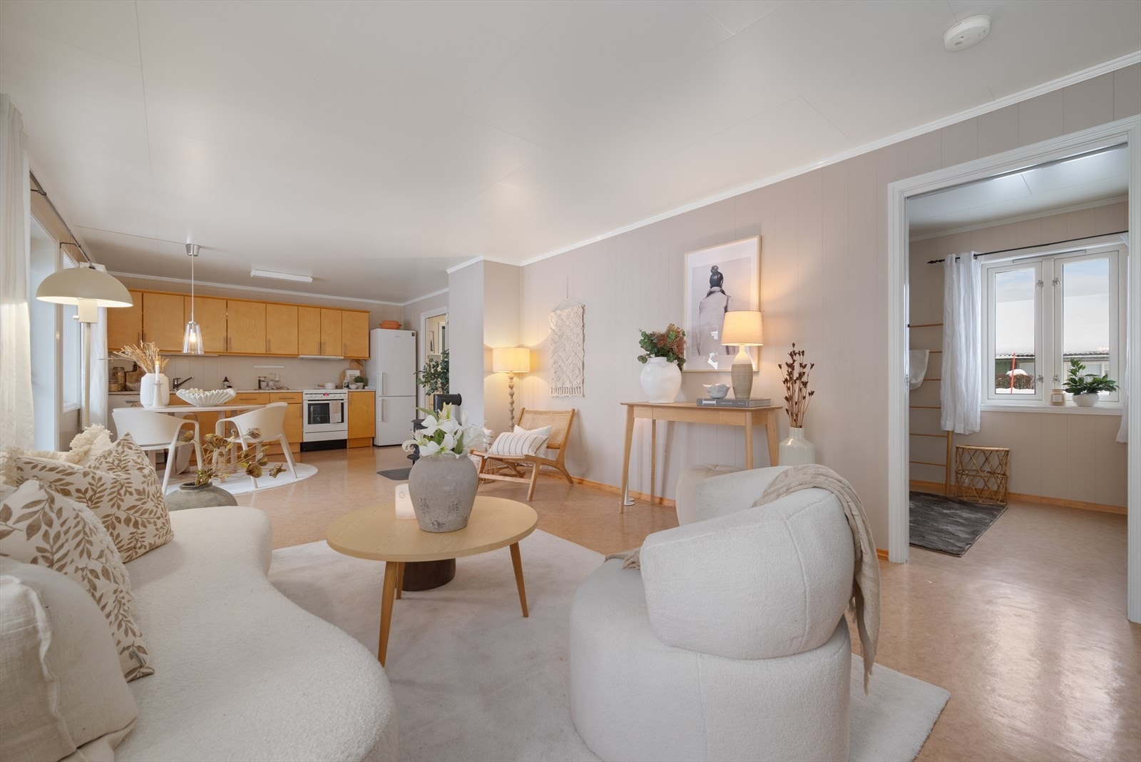 Åpen løsning mellom kjøkken og stue gir en lugtig romfølelse. Galleribilde