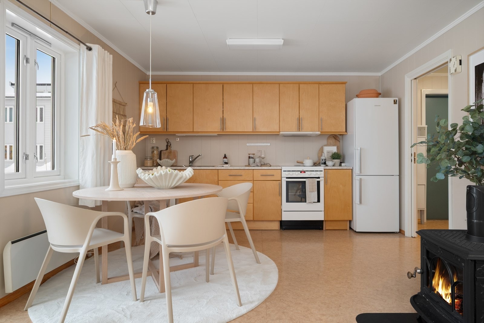 Praktisk med plass til spisebord i nær tilknytning til kjøkkenet. Galleribilde