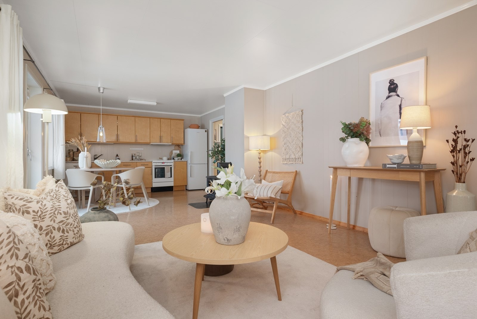 Leiligheten er malt i lyse og delikate farger. Galleribilde