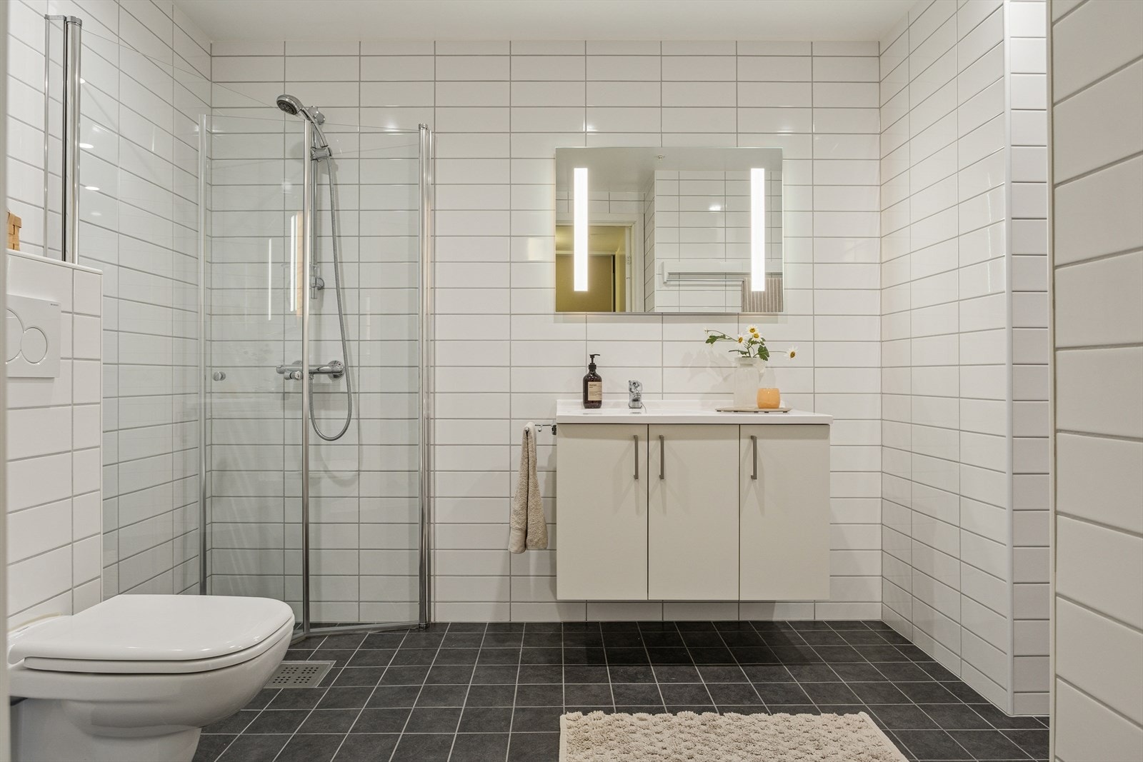 Bad 2: Stort flislagt bad/vaskerom med gulvvarme og spotter i tak. Galleribilde