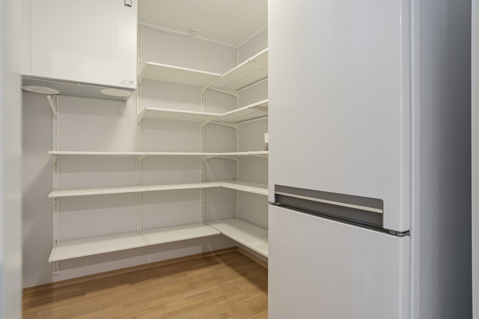 Innvendig bod med hyller er praktisk plassert ved kjøkken. Kjøl/fryseskap medfølger Galleribilde