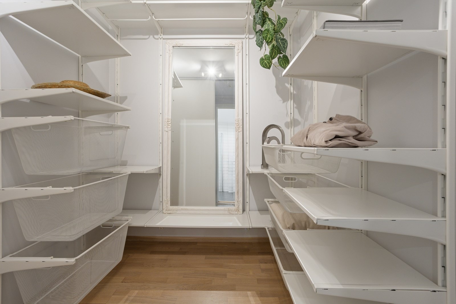 Praktisk walk-in garderobe ved hovedsoverom Galleribilde