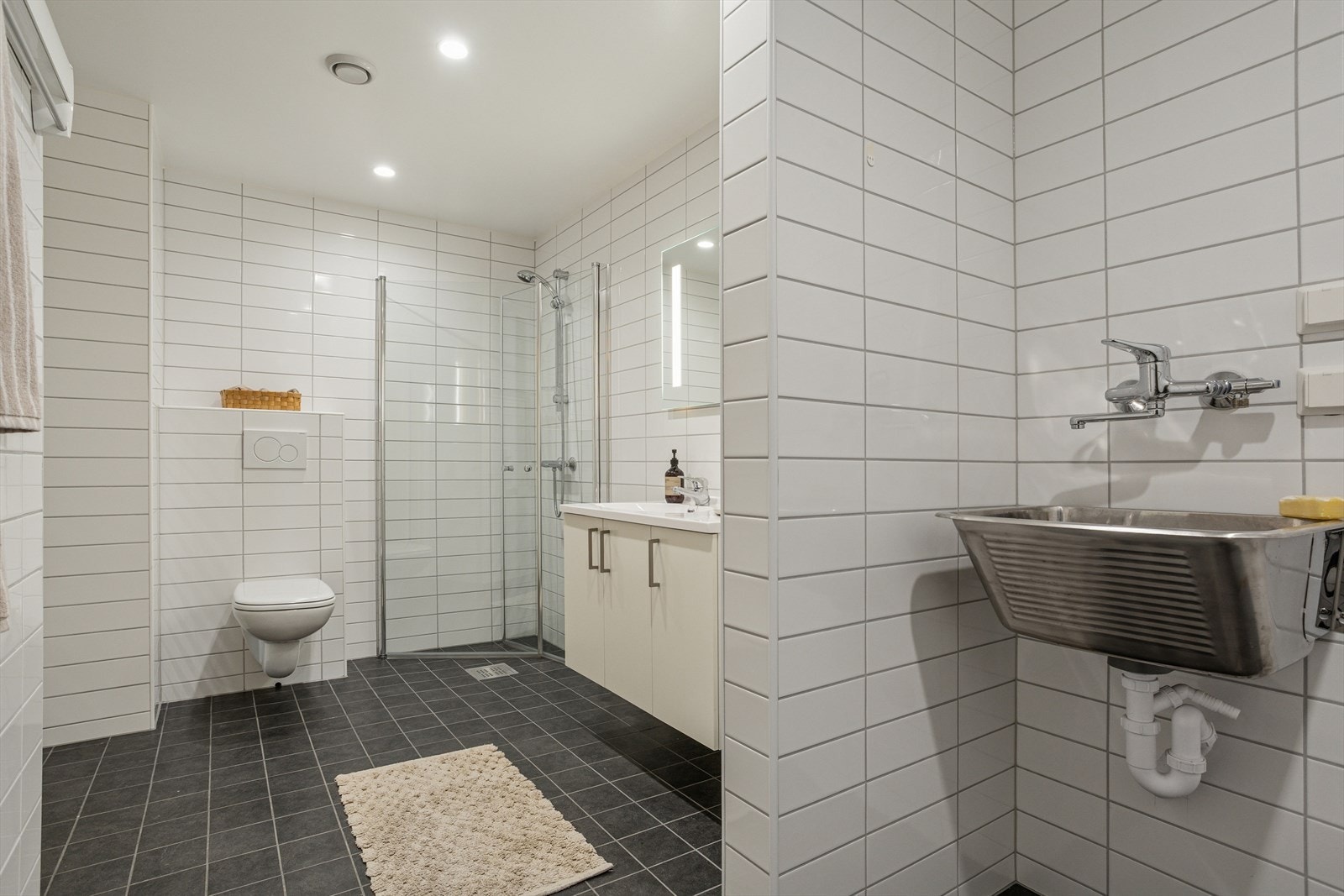 Meget praktisk bad med delvis adskilt vaskerom. Galleribilde