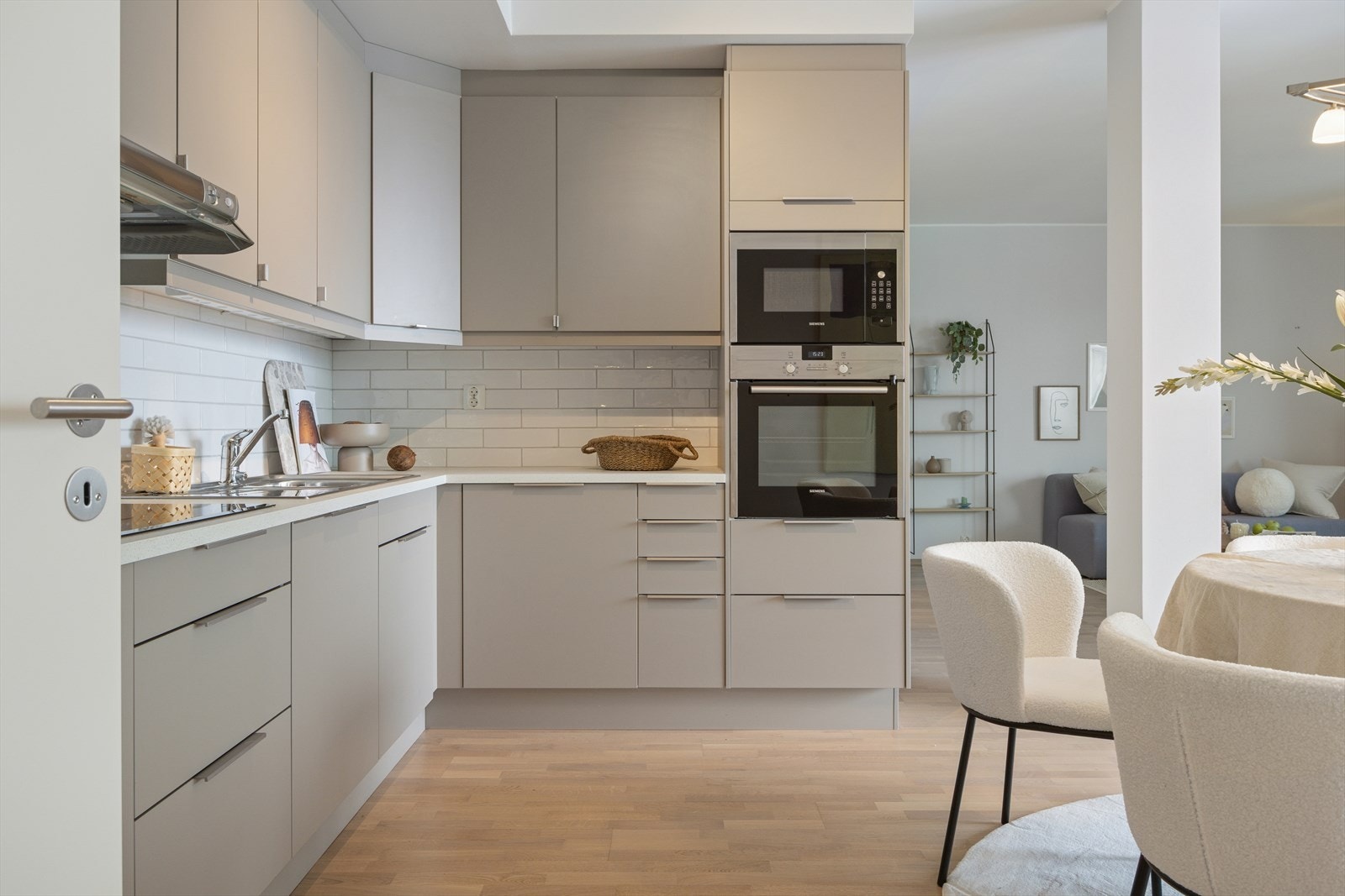 Pent kjøkken fra Sigdal med integrert platetopp, stekeovn, oppvaskmaskin, mikrobølgeovn og stekeovn. I tillegg medfølger frittstående kjøl/fryseskap Galleribilde