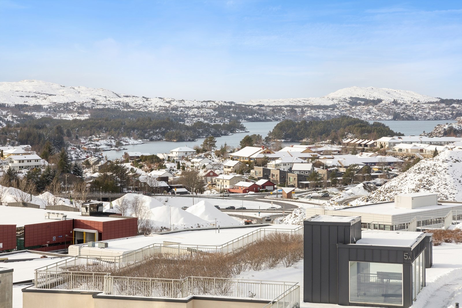 Sentral og attraktiv beliggenhet med flott utsikt fra leilighet og balkong Galleribilde