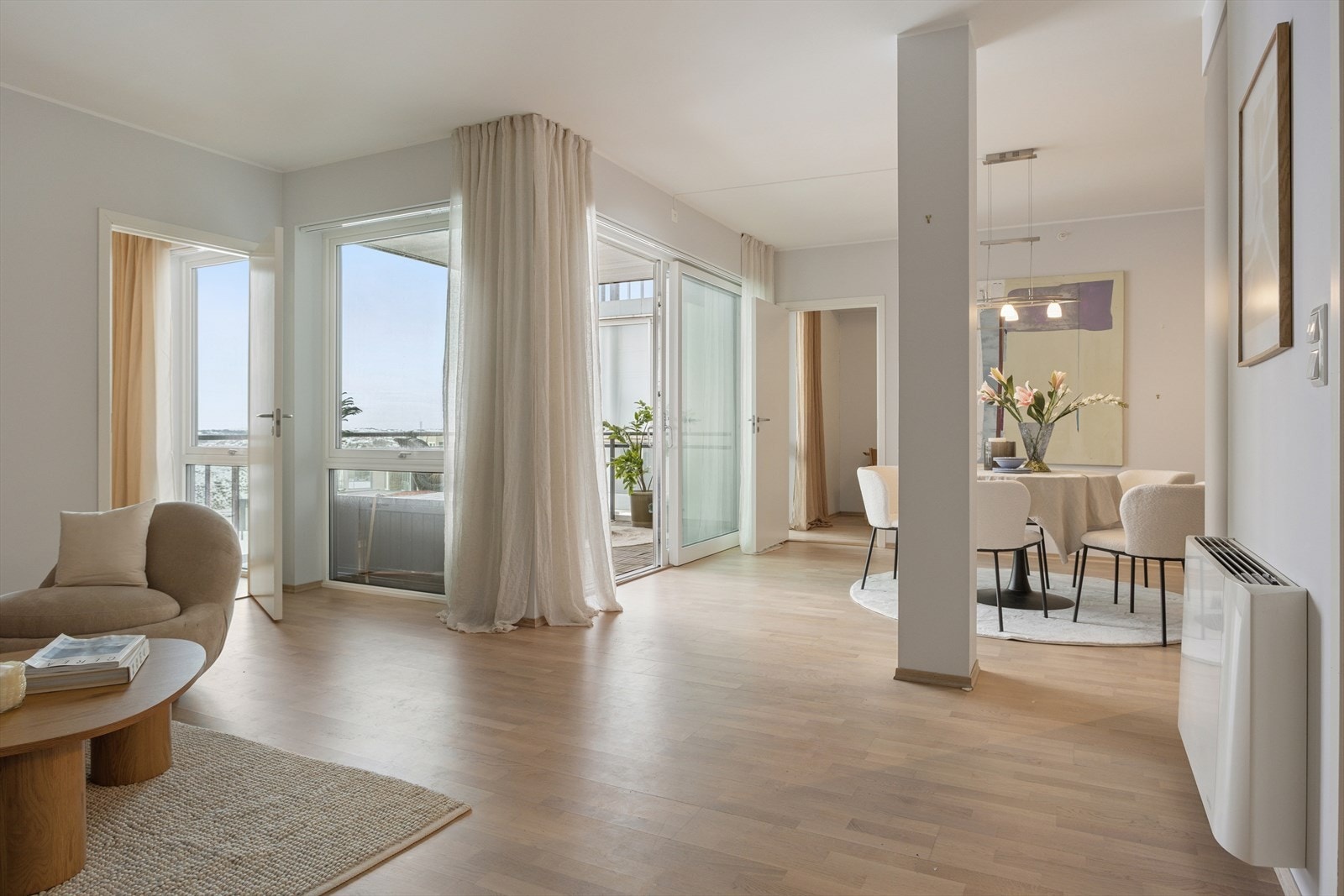 Store vindusflater i stue/kjøkken Galleribilde