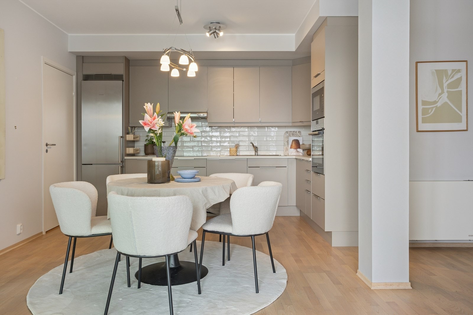 God plass til spisebord ved kjøkken Galleribilde