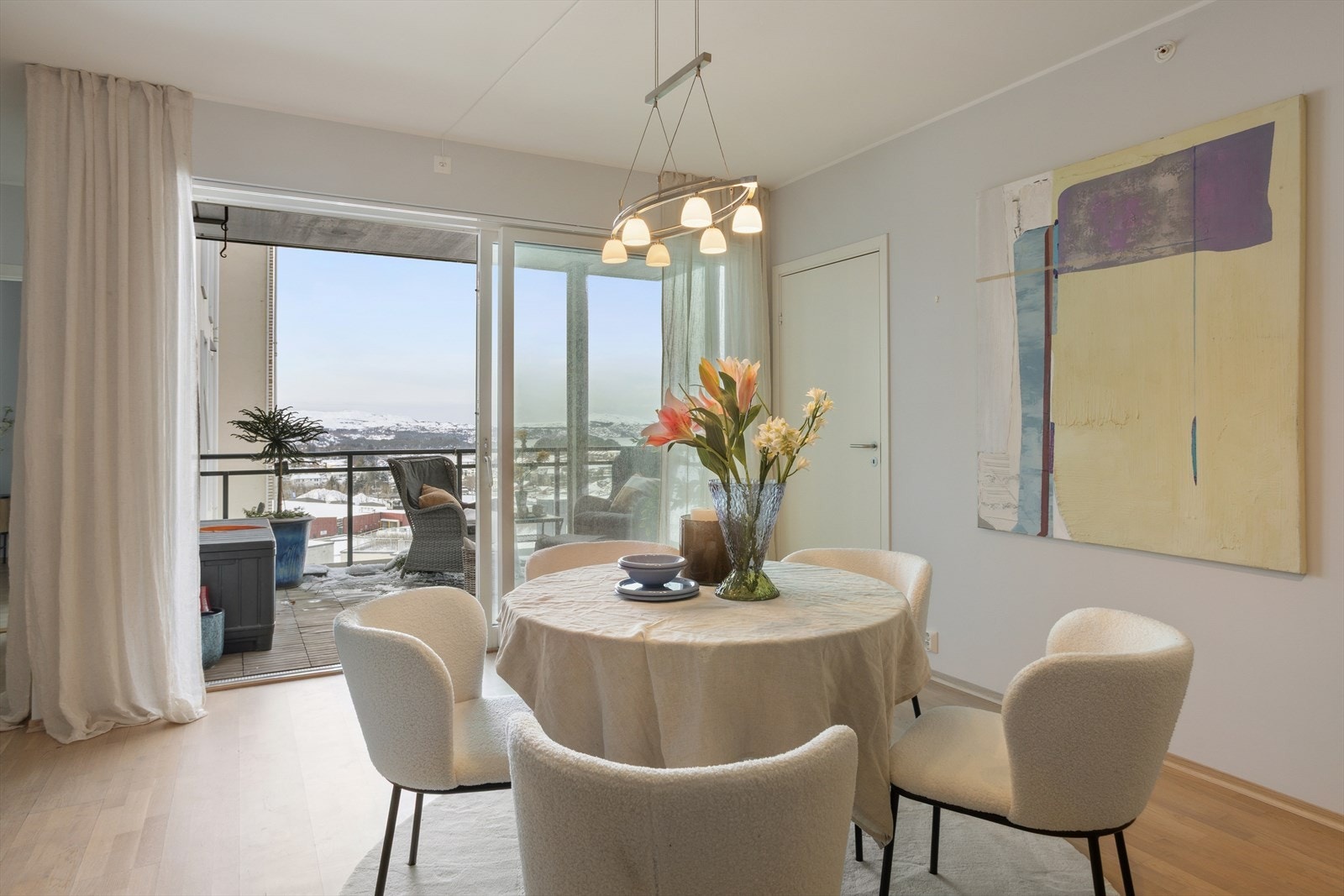 Utgang til vestvendt balkong på 12 m² med flott utsikt Galleribilde