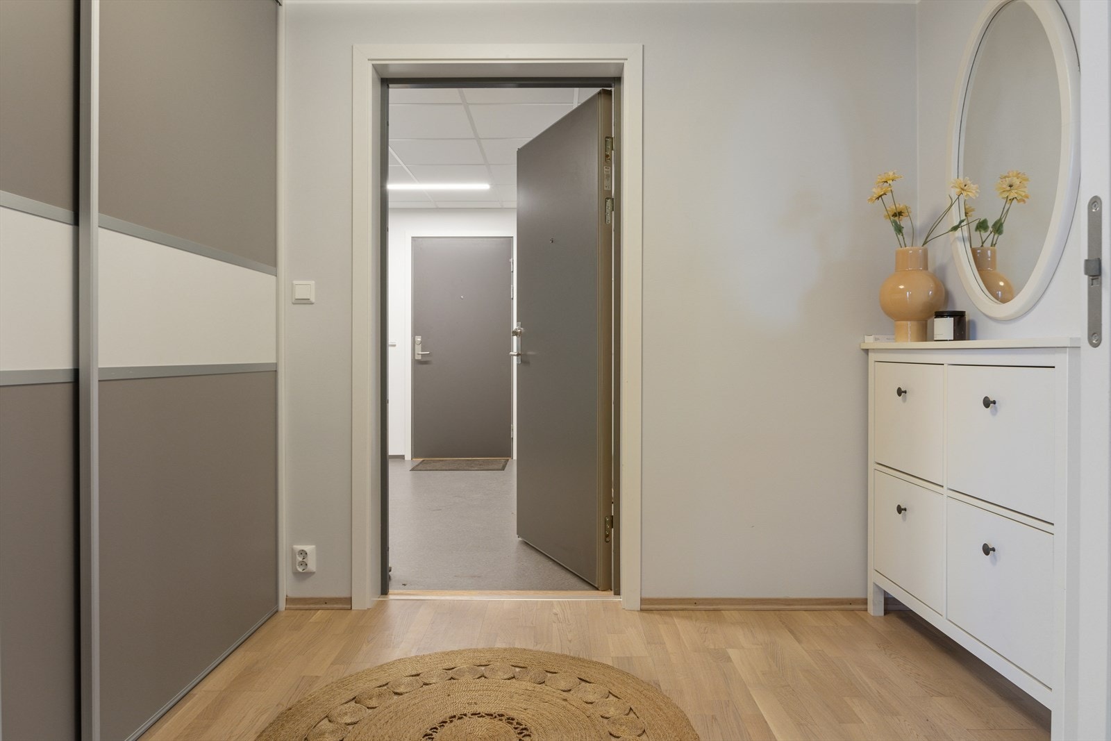 Romslig gang med skyvedørsgarderobe og skoskap. Her er det god plass til å henge fra seg yttertøy. Galleribilde