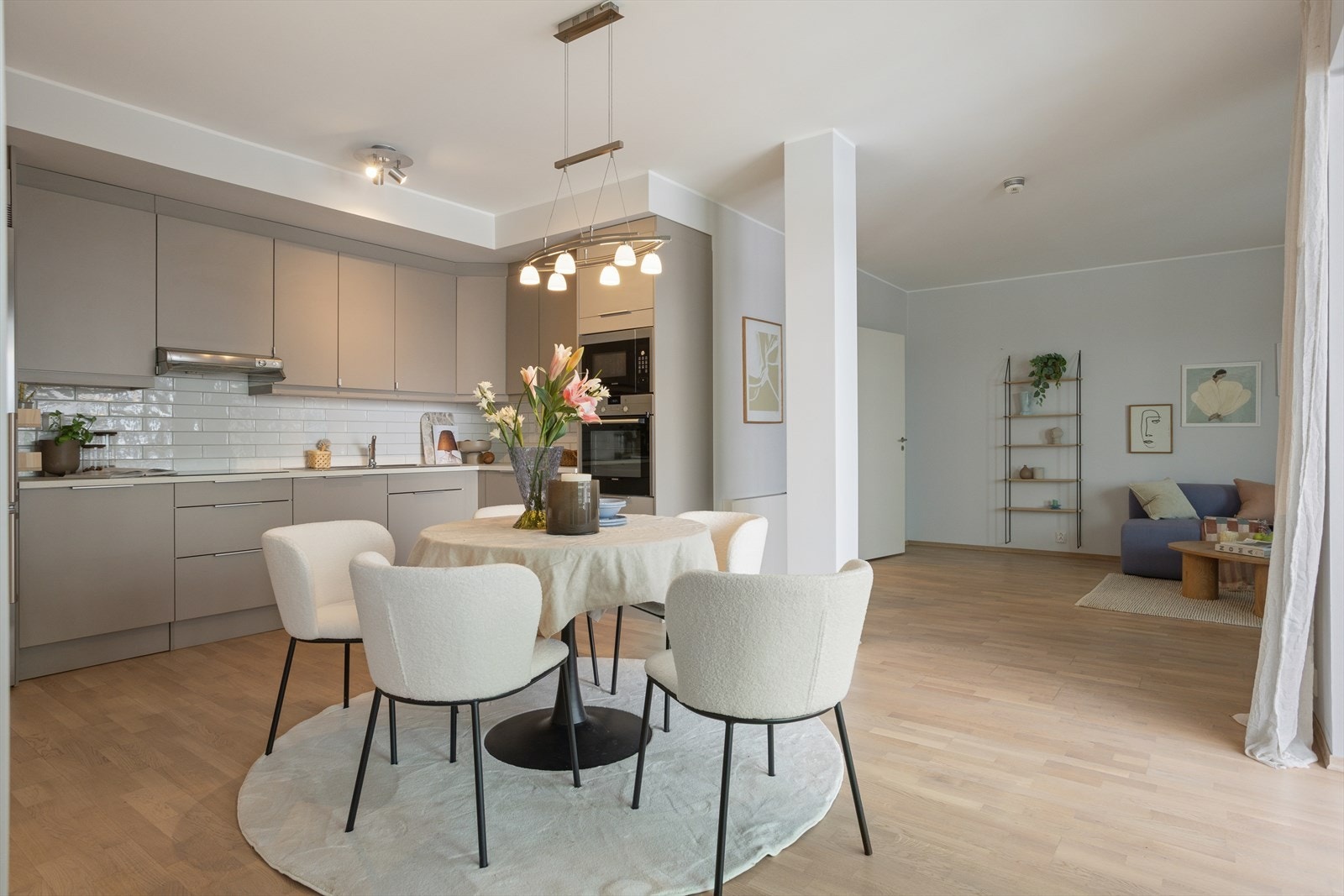 Stue/kjøkken på 37,5 m² med god plass til spisestue og sofagruppe. Galleribilde