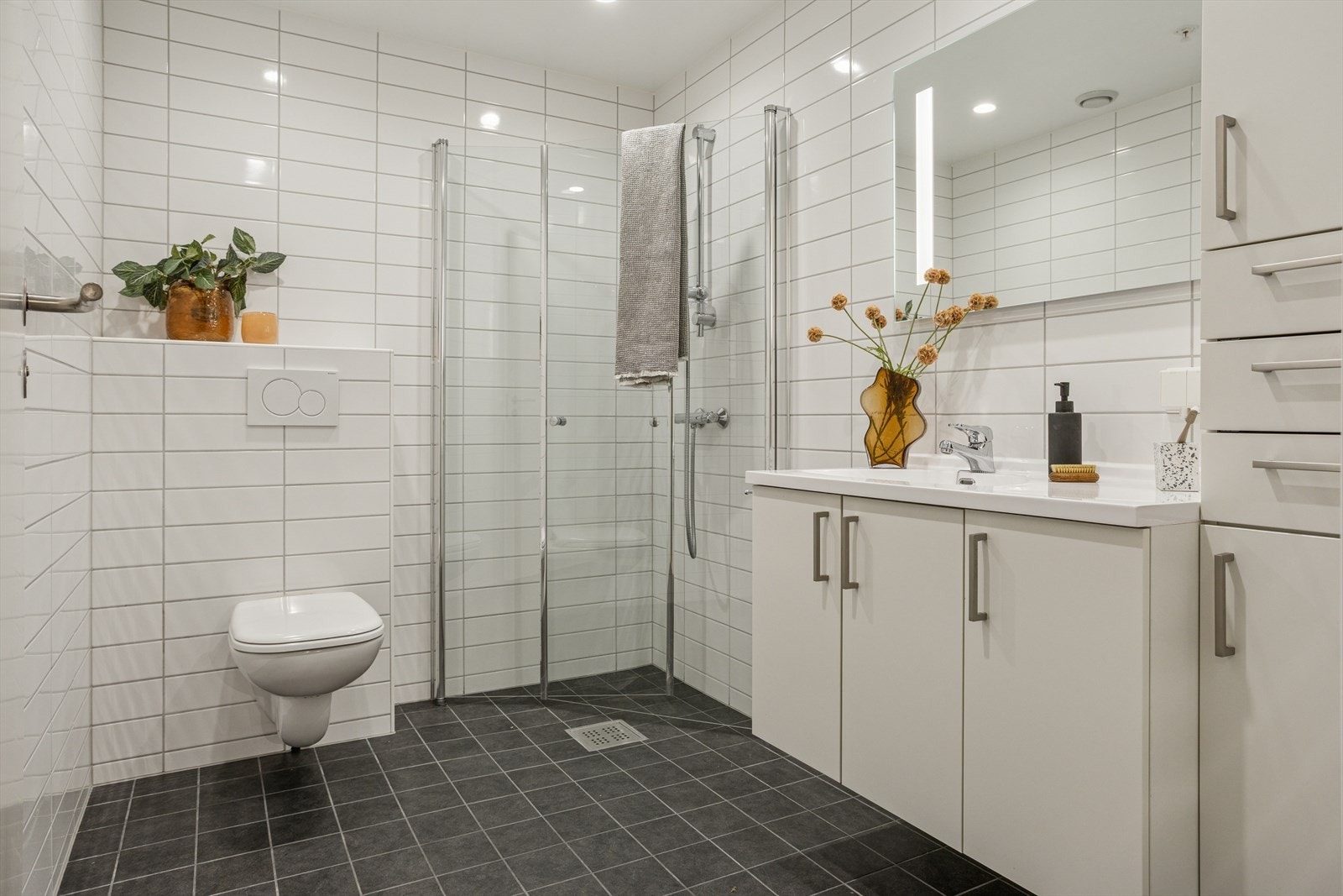 Bad 1: Pent flislagt bad med gulvvarme og spotter i tak. Galleribilde