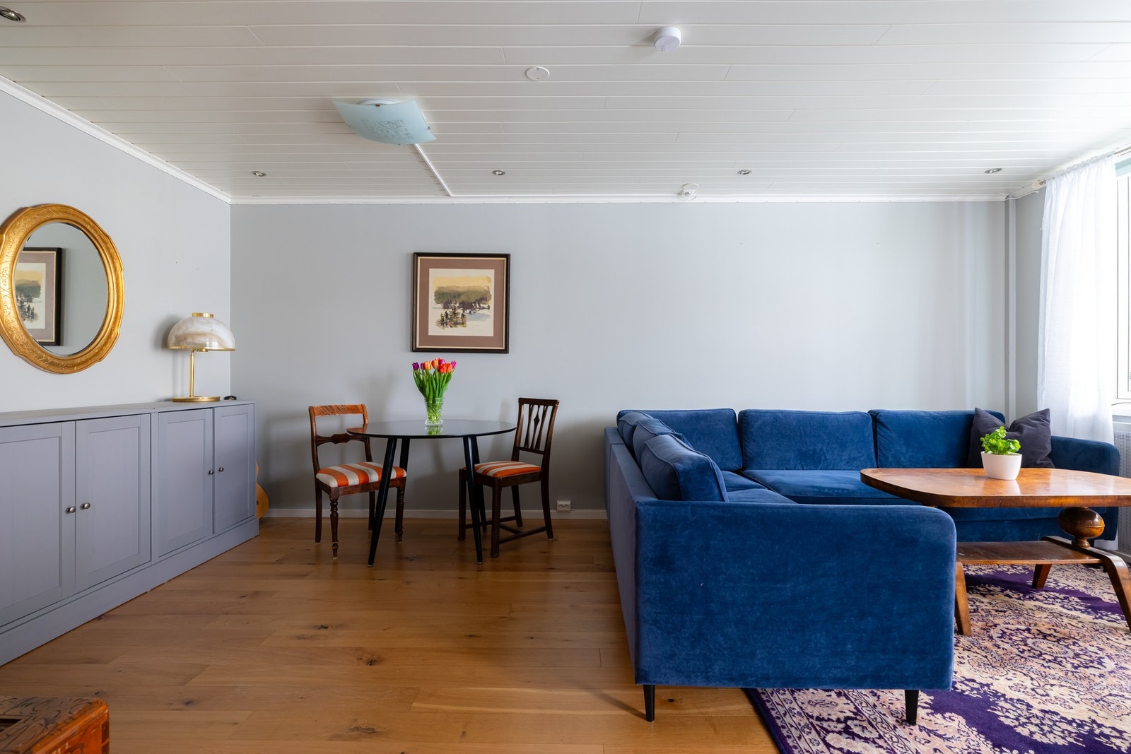 Videre i stuen har du plass til et hyggelig spisebord og annet ønskelig møblement. Galleribilde