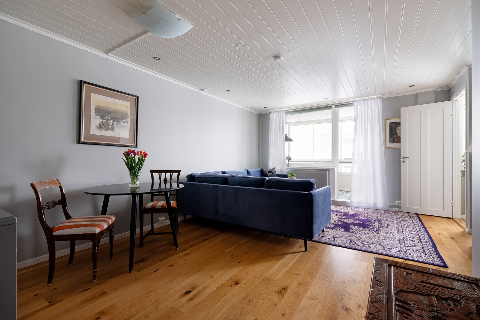 I stuen blir du møtt av store vindusflater som slipper inn rikelig med lys. Galleribilde